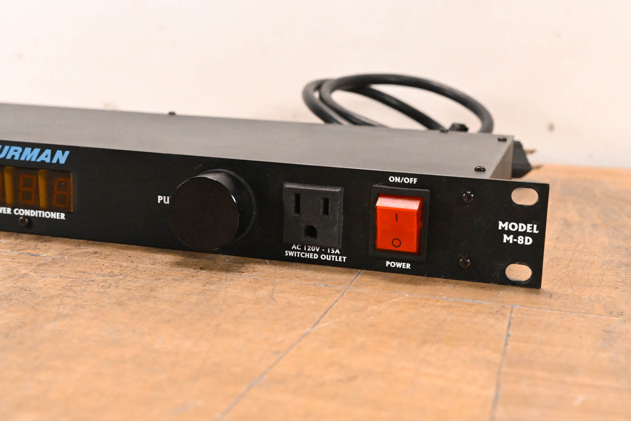 Furman M-8D 9-Outlet Power Conditioner With Lights