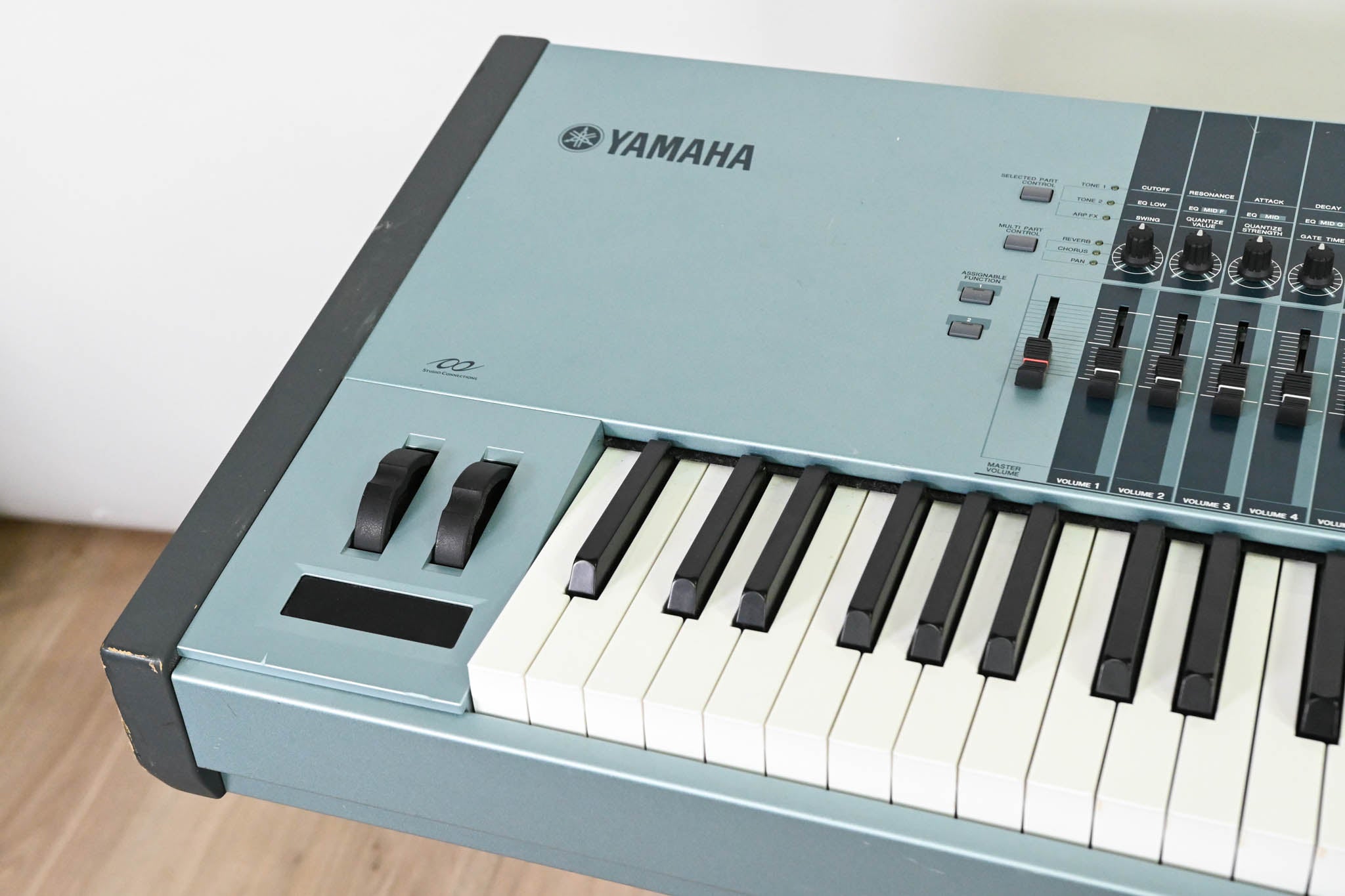 Yamaha Motif XS8 88-Key Synthesizer Keyboard Workstation