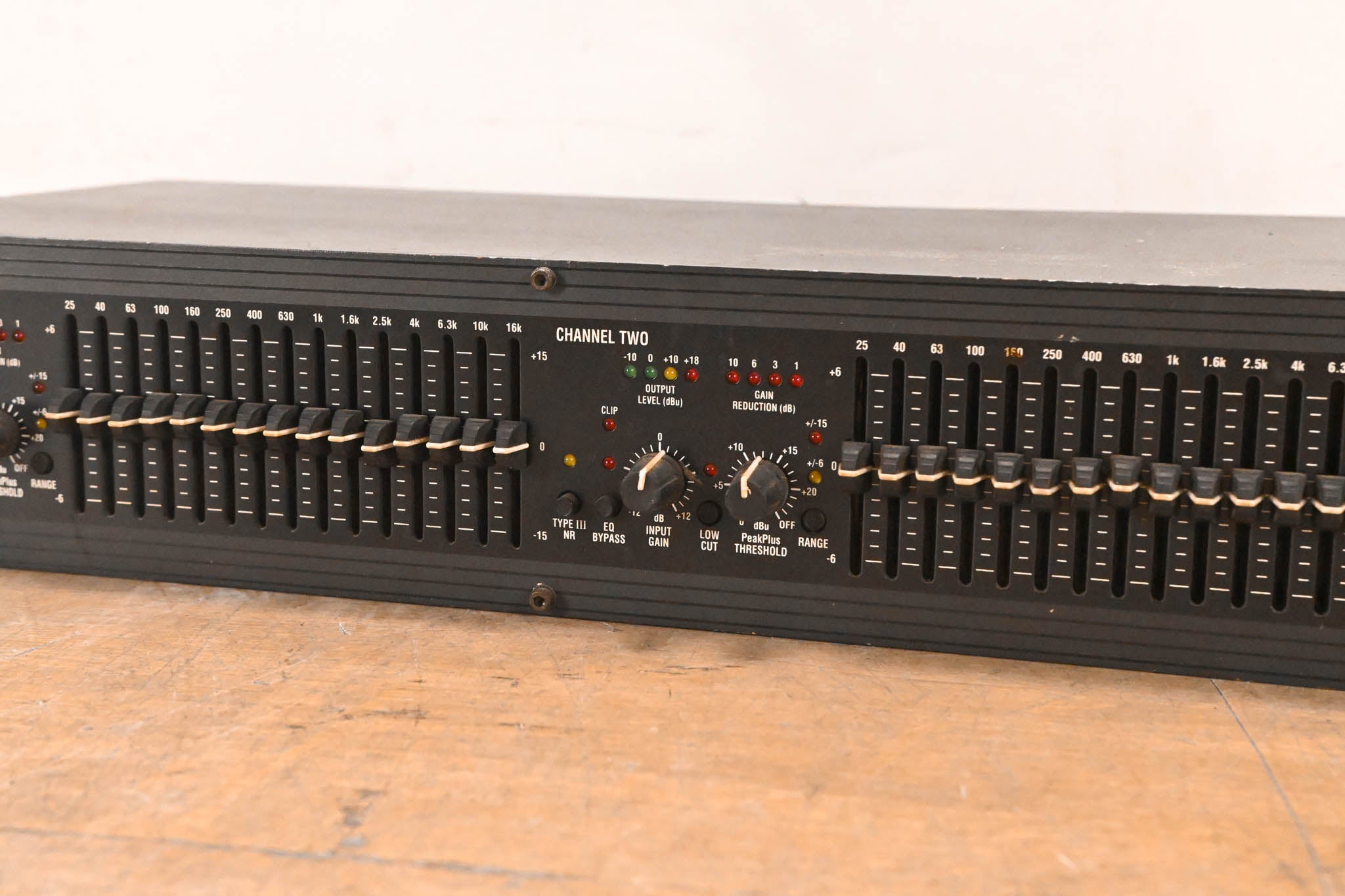 dbx 2215 Dual-Channel 15-Band Graphic Equalizer/Limiter w/ Type III NR