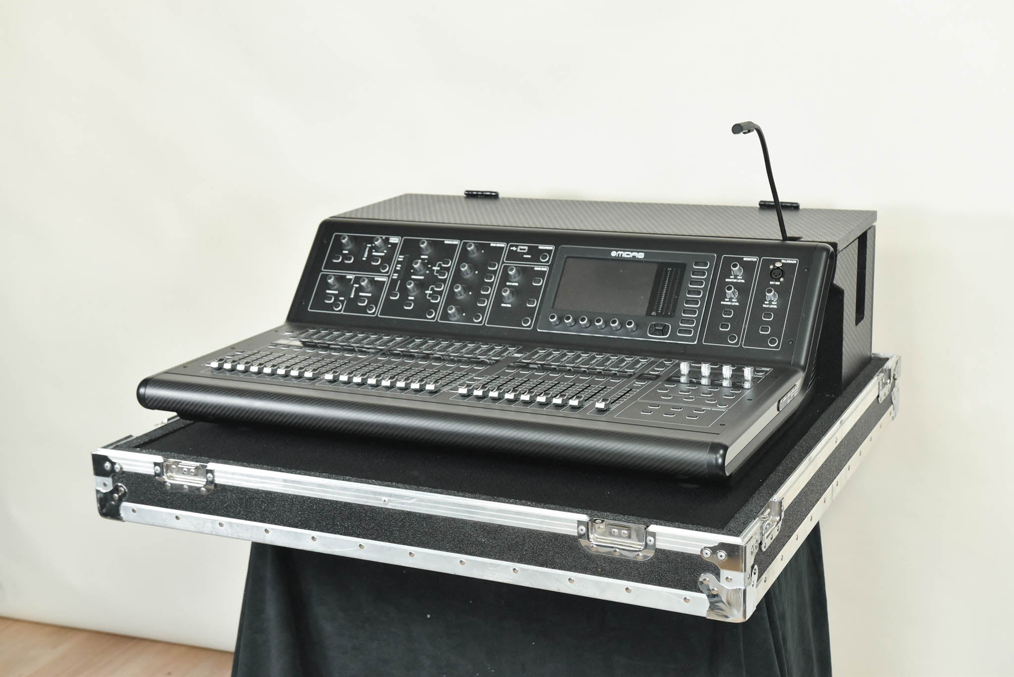 Midas M32 40-Channel Digital Audio Console with Road Case