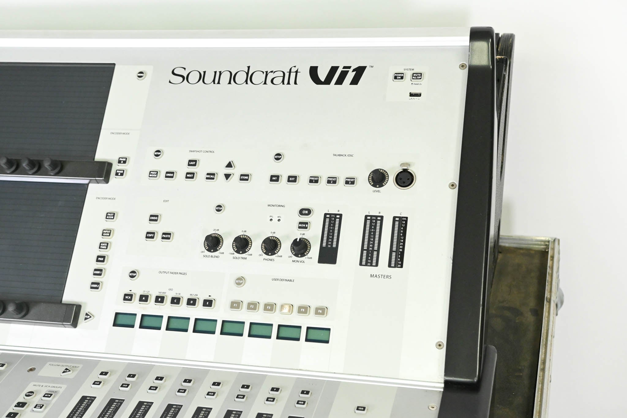 Soundcraft Vi1 32-Channel Digital Mixing Console with Road Case