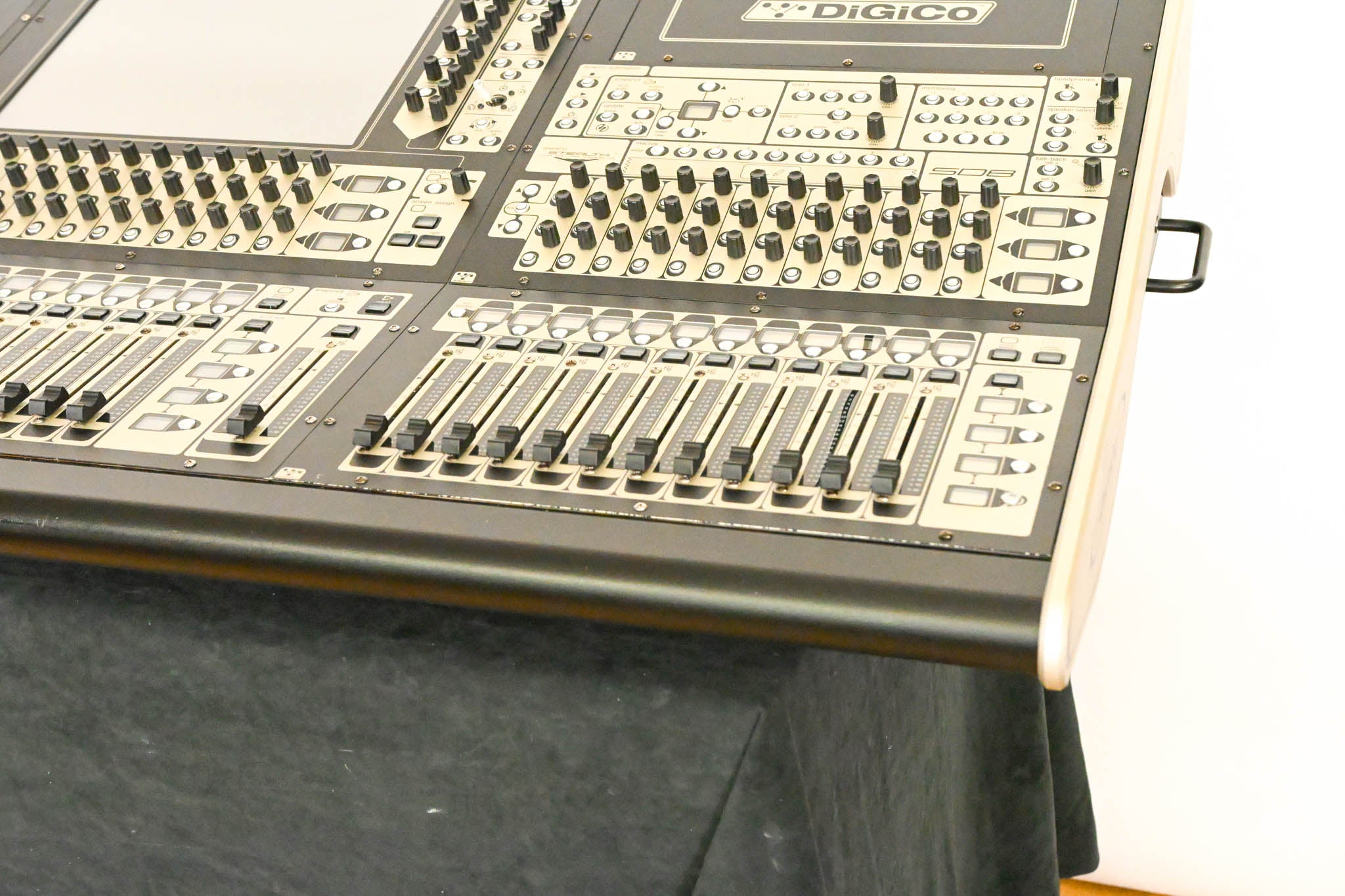 DiGiCo SD8 120-Channel Digital Mixing Console w/ Waves Card + ST Optical