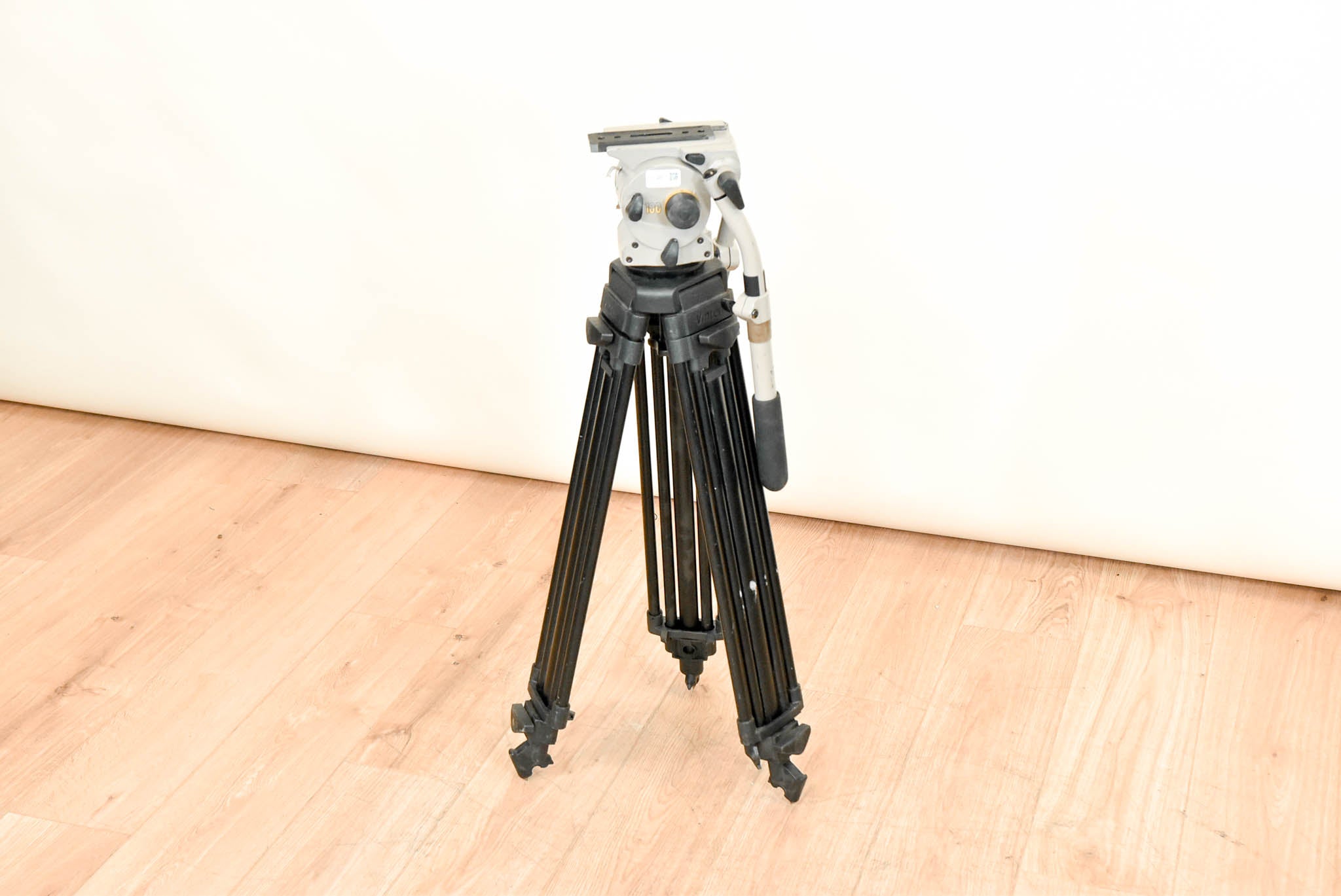 Vinten Vision 100 Fluid Head with Aluminum Tripod