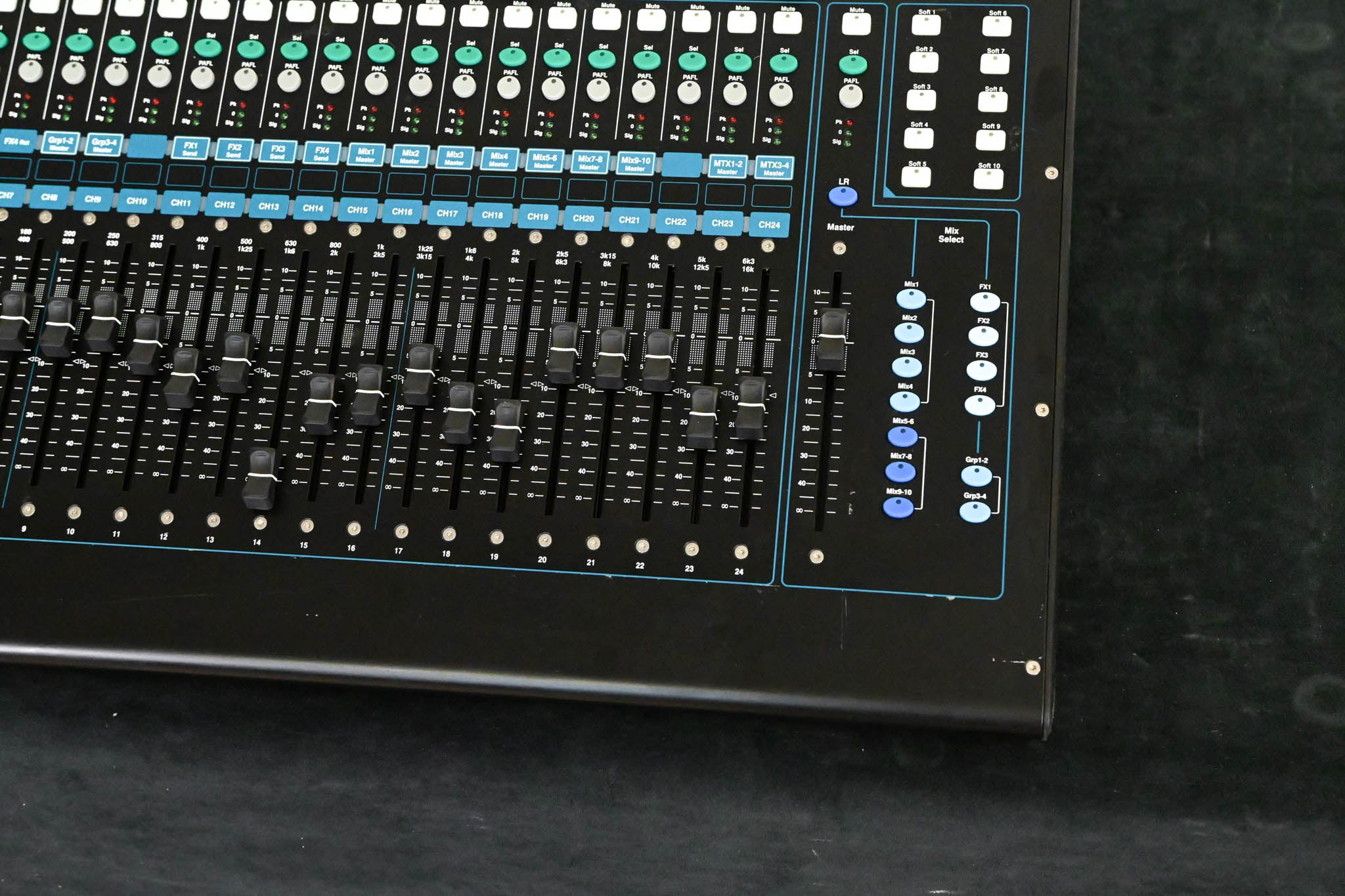 Allen & Heath Qu-24 24-Channel Digital Mixing Console