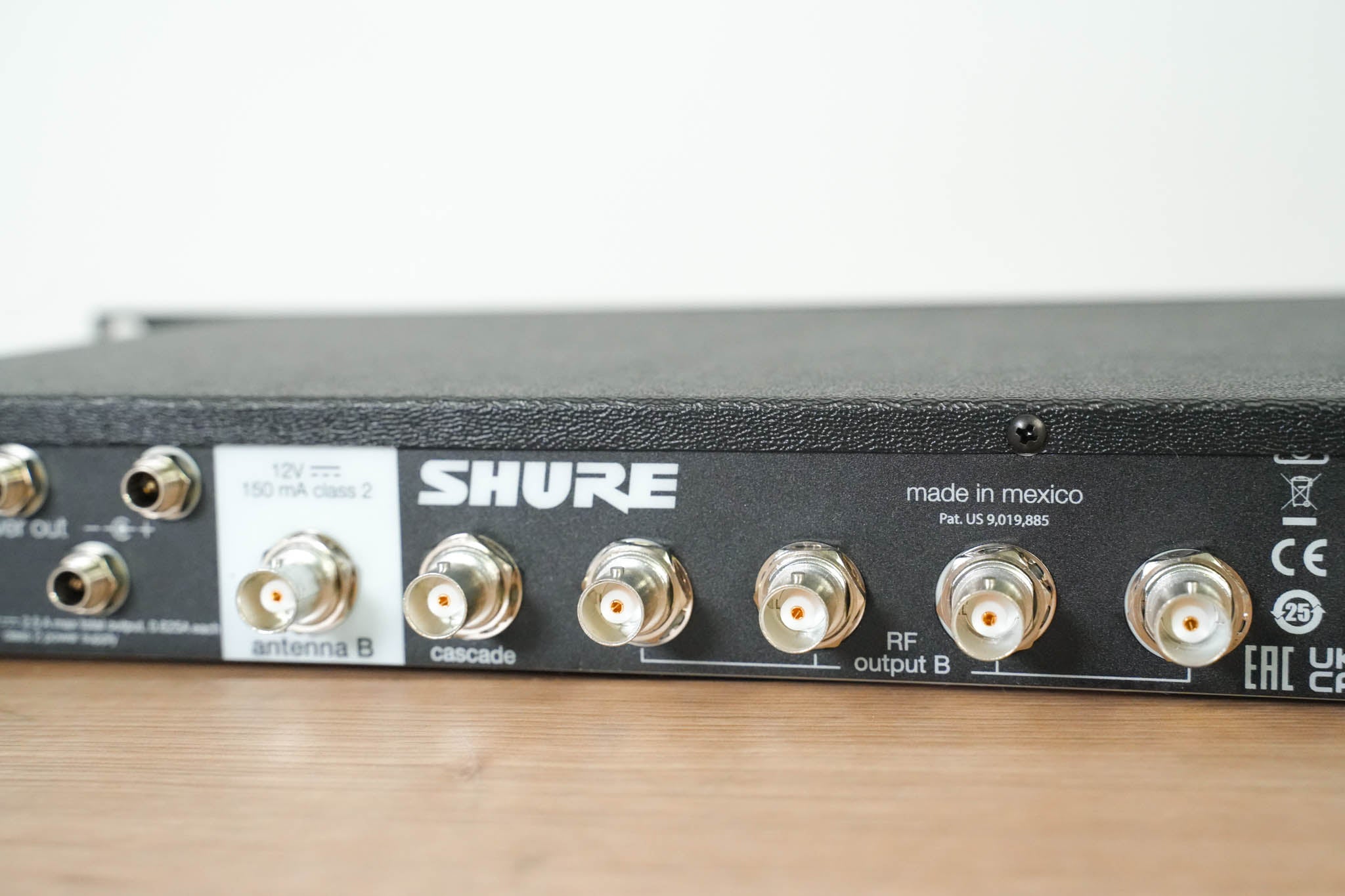 Shure UA844+V VHF Antenna Distribution System (NO POWER SUPPLY)