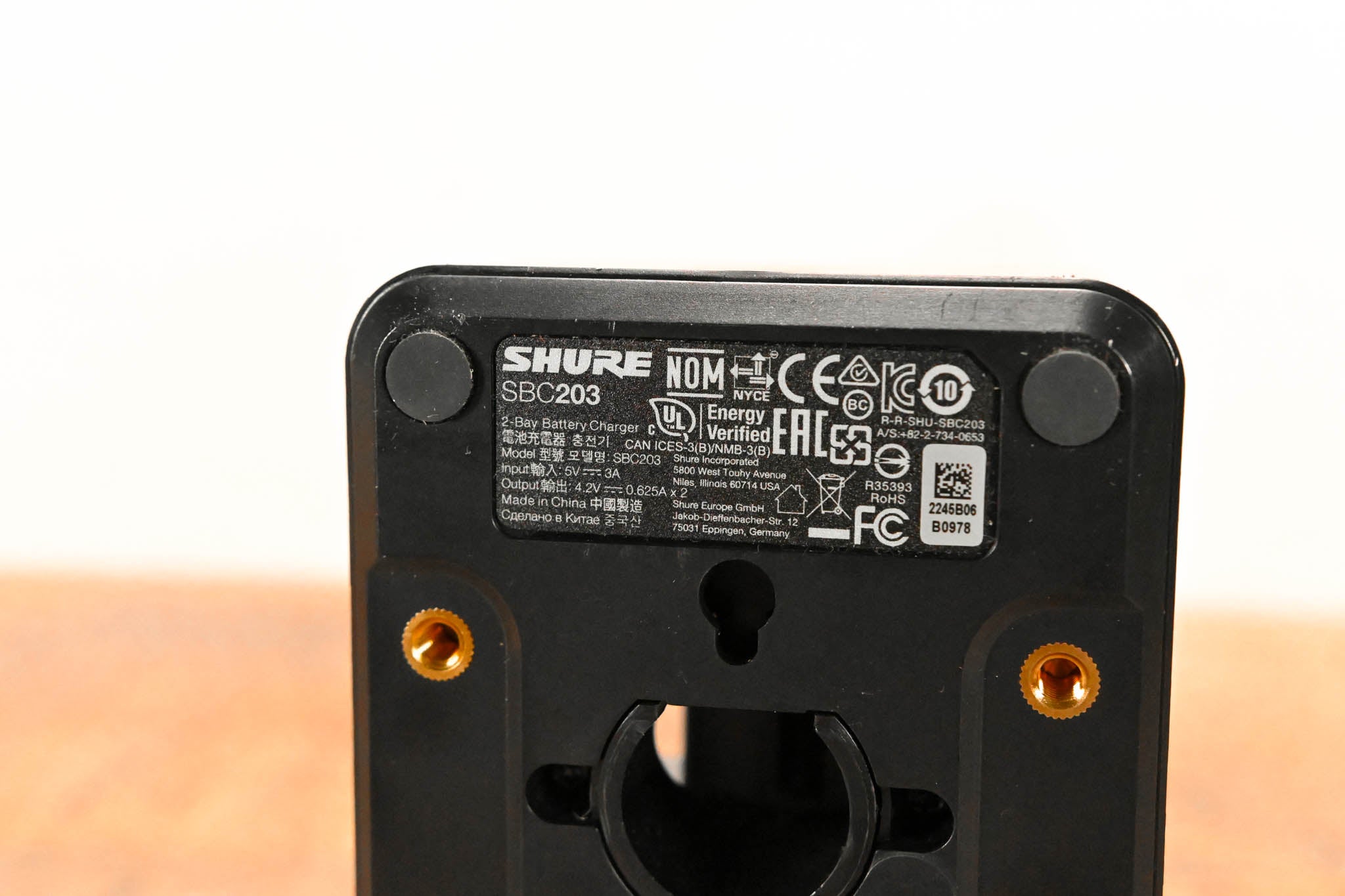 Shure SBC203 Dual-Docking Recharging Station with two SB903 Batteries