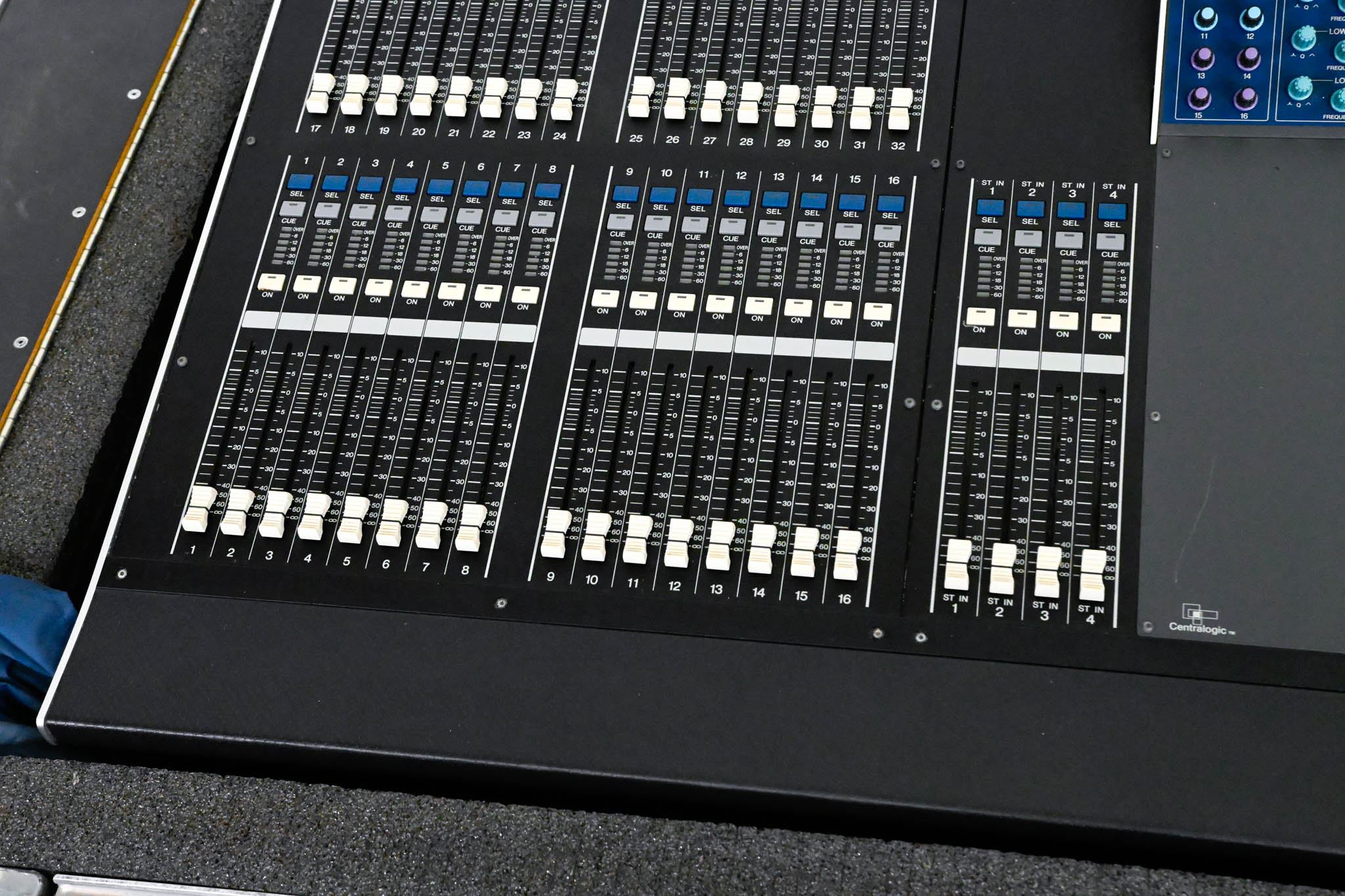 Yamaha M7CL-32 32-Channel Digital Audio Mixer with Road Case CG01XSN