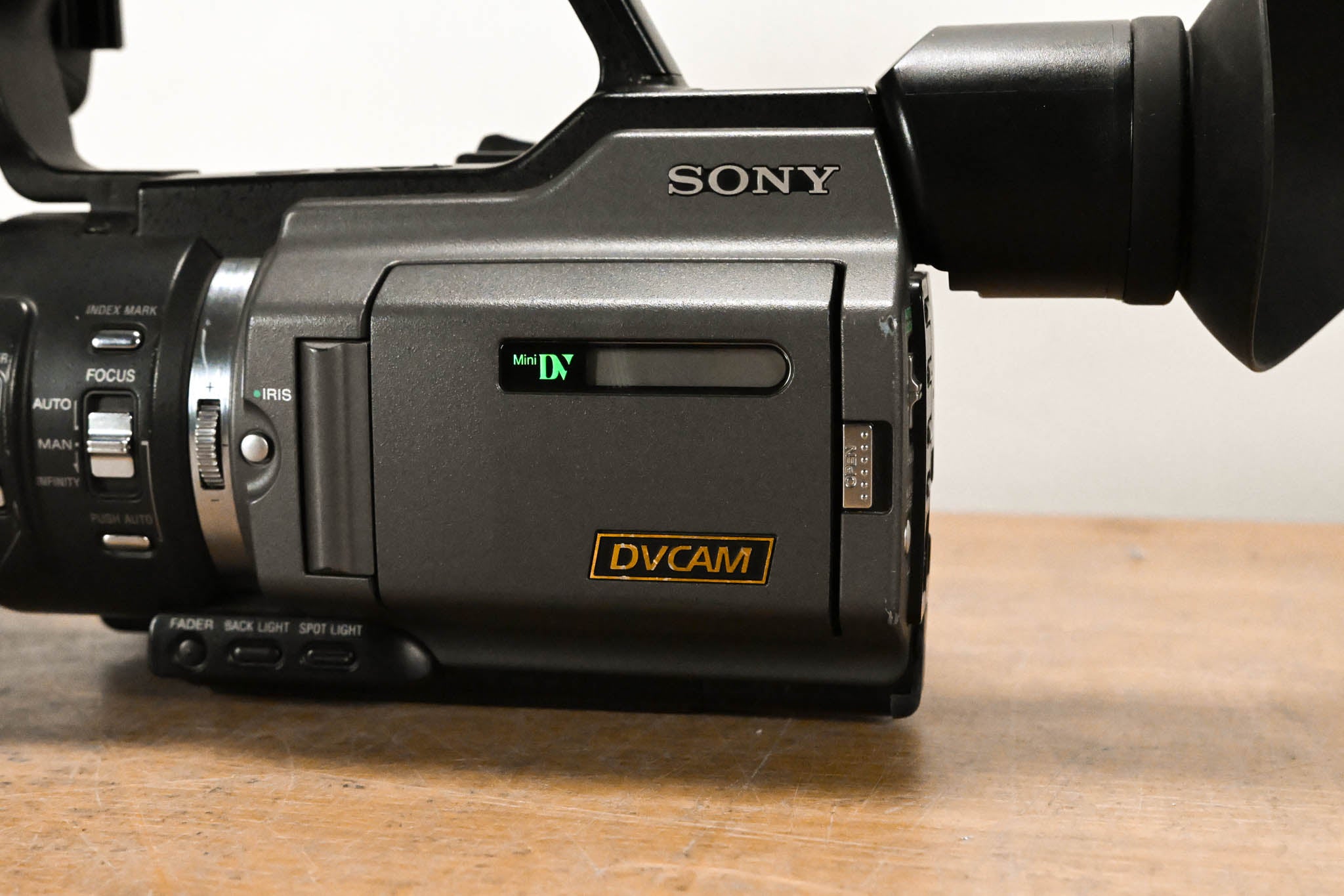 Sony DSR-PD170 3-CCD Mini DVCAM Camcorder