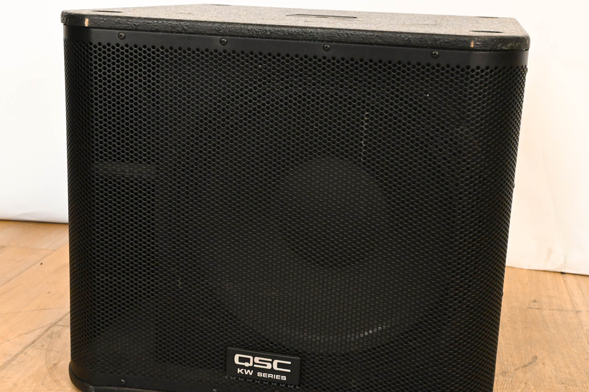 QSC KW181 1000W 18" Powered Subwoofer