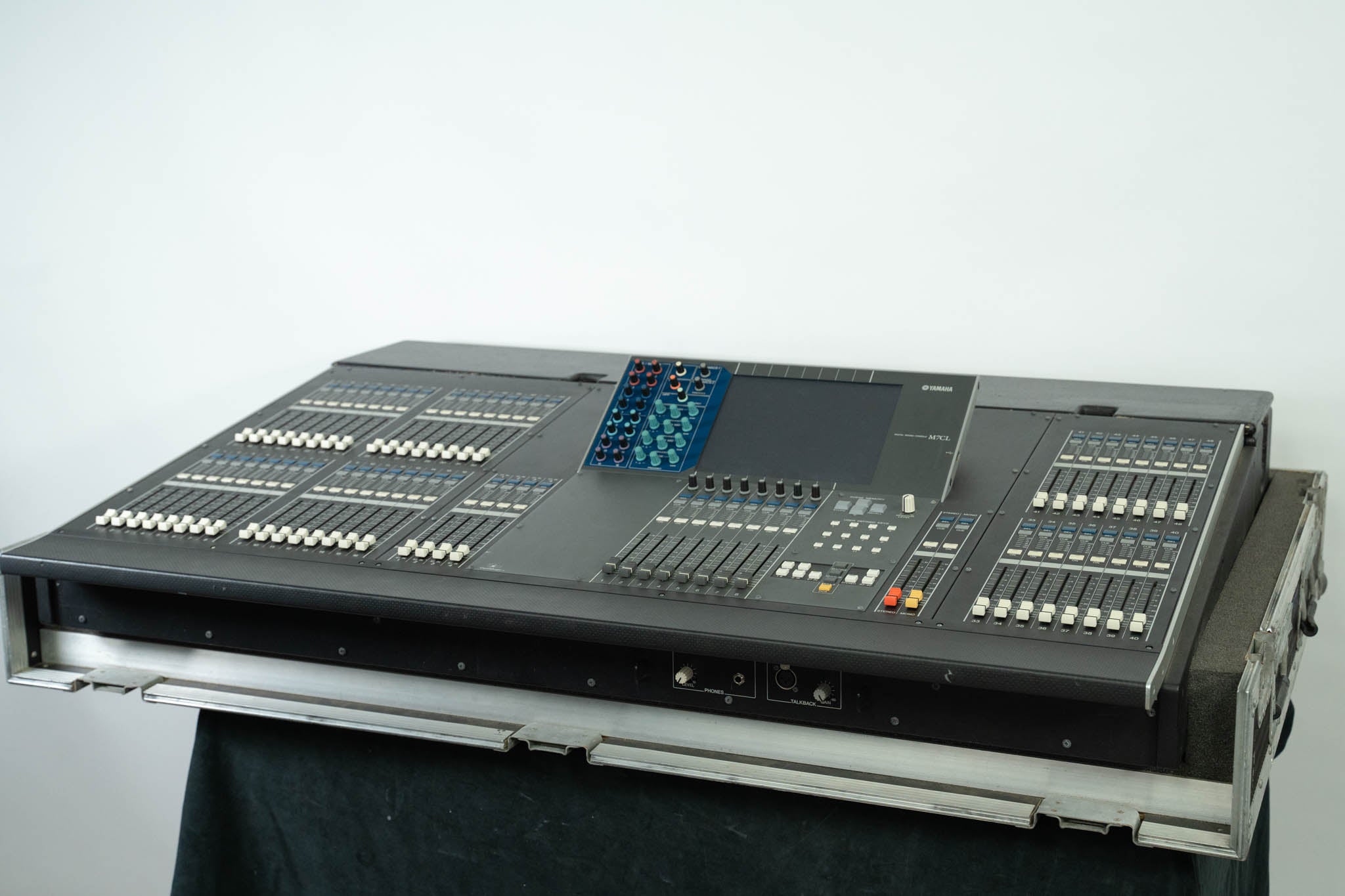 Yamaha M7CL-48ES 48-Channel EtherSound Digital Audio Mixer w/ Road Case