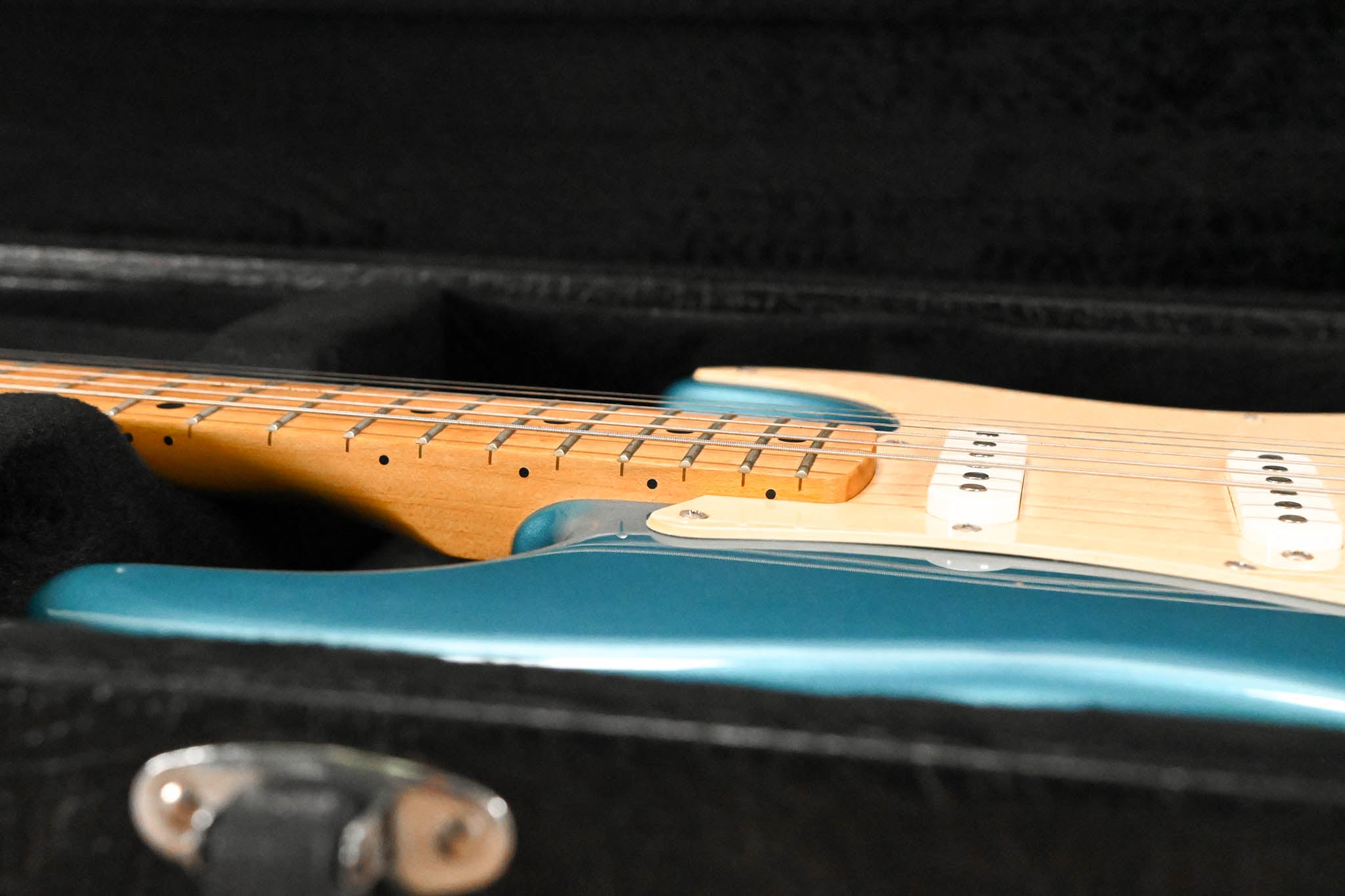 Squier Affinity Series Stratocaster - Blue with Hardshell Case