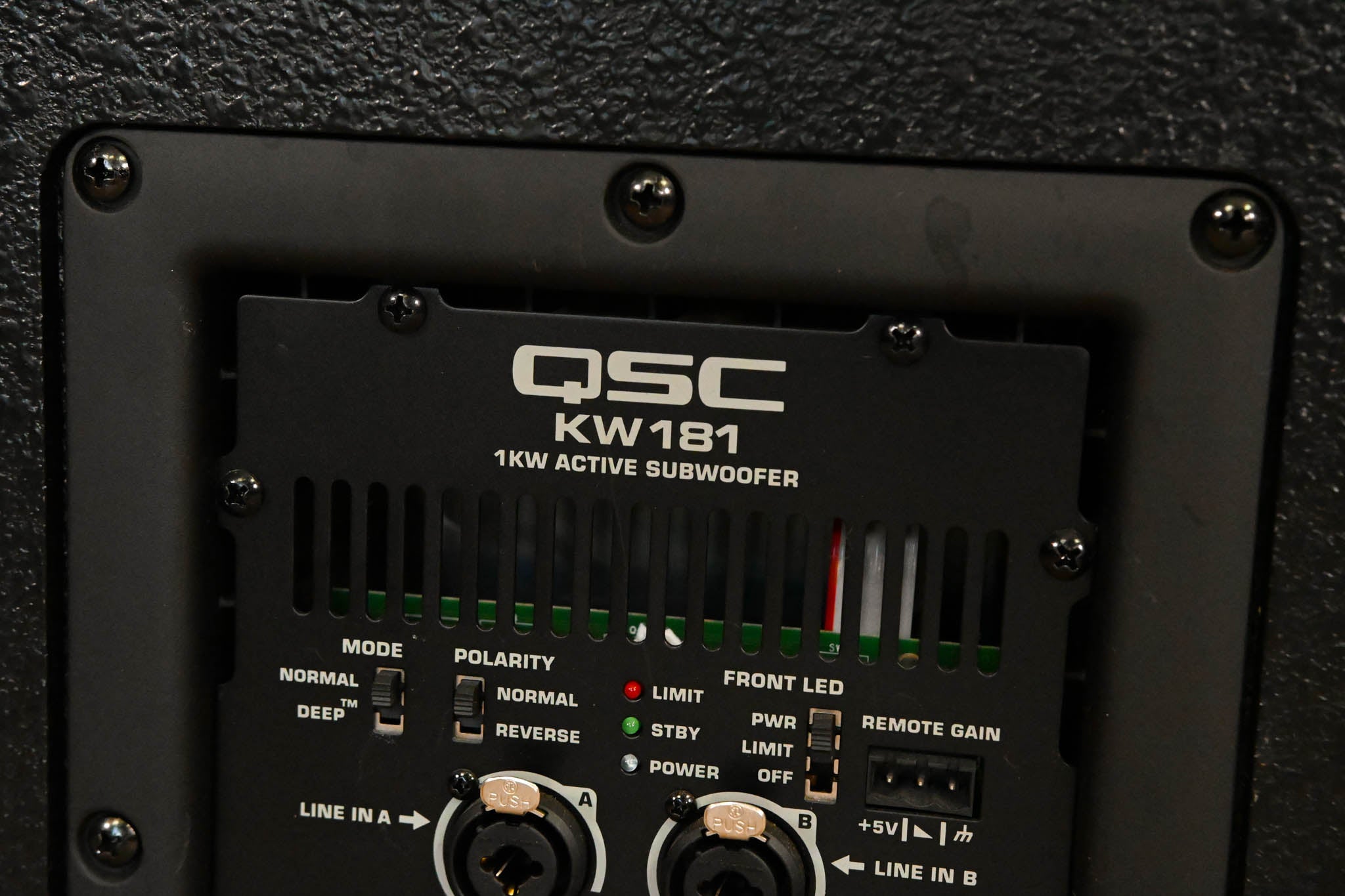QSC KW181 1000W 18" Powered Subwoofer