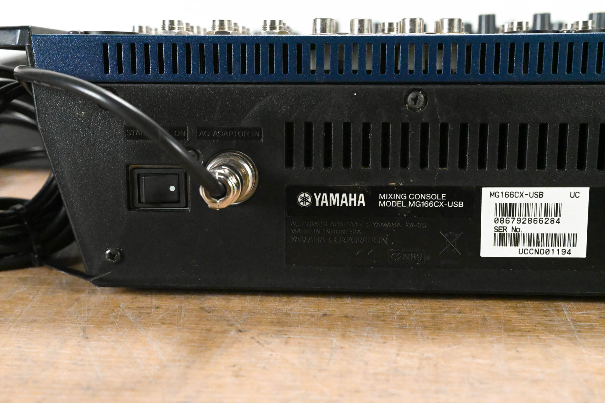 Yamaha MG166CX-USB 16-Channel 4-Bus Rack-Mountable Mixer with USB