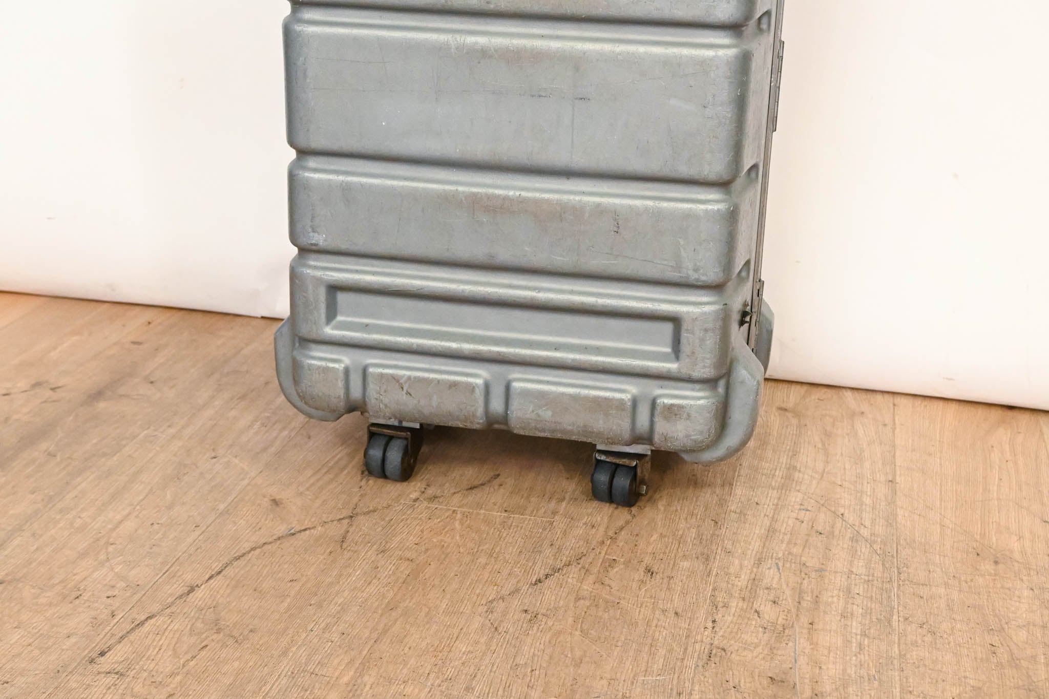 Thermodyne Shok-Stop SHAN-B700 Heavy Duty Rolling ATA Case