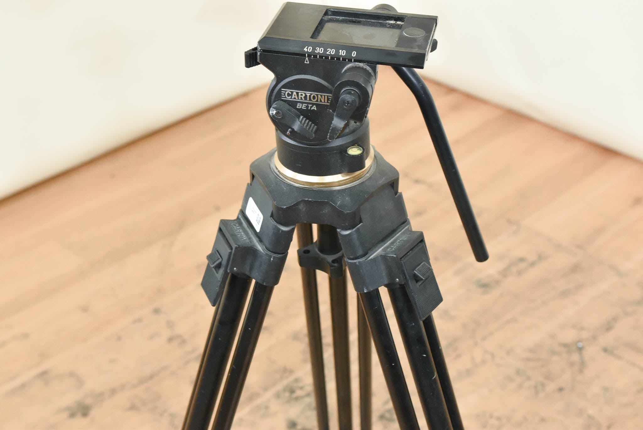 Cartoni Beta Fluid Head with One-Stage Metal Tripod