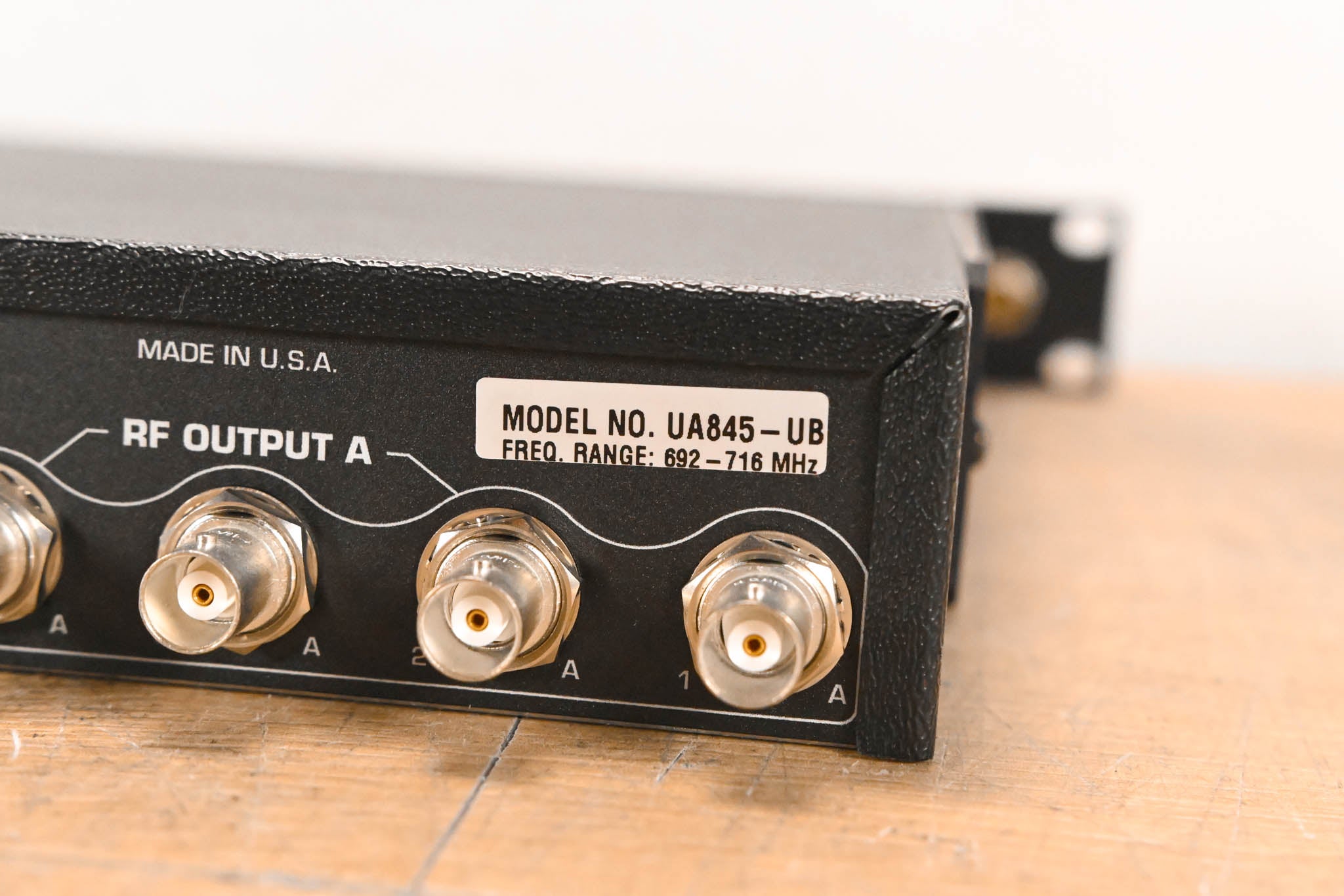 Shure UA845-UB UHF Antenna Distribution System - 692-716 MHz