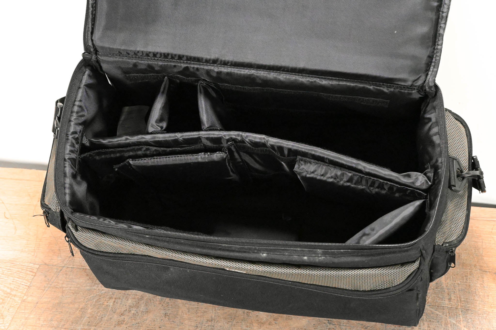 Vivitar VIV-RGC-12 Deluxe Pro Camera Camcorder Rugged Carrying Case