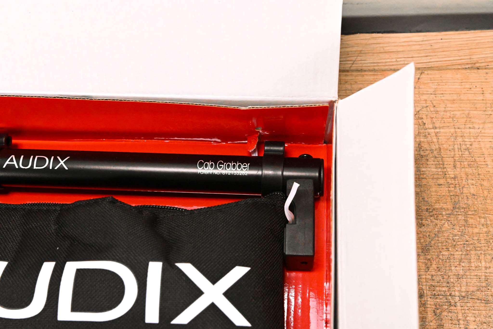Audix i5 Cardioid Dynamic Instrument Microphone w/ CabGrabber Mic Clamp