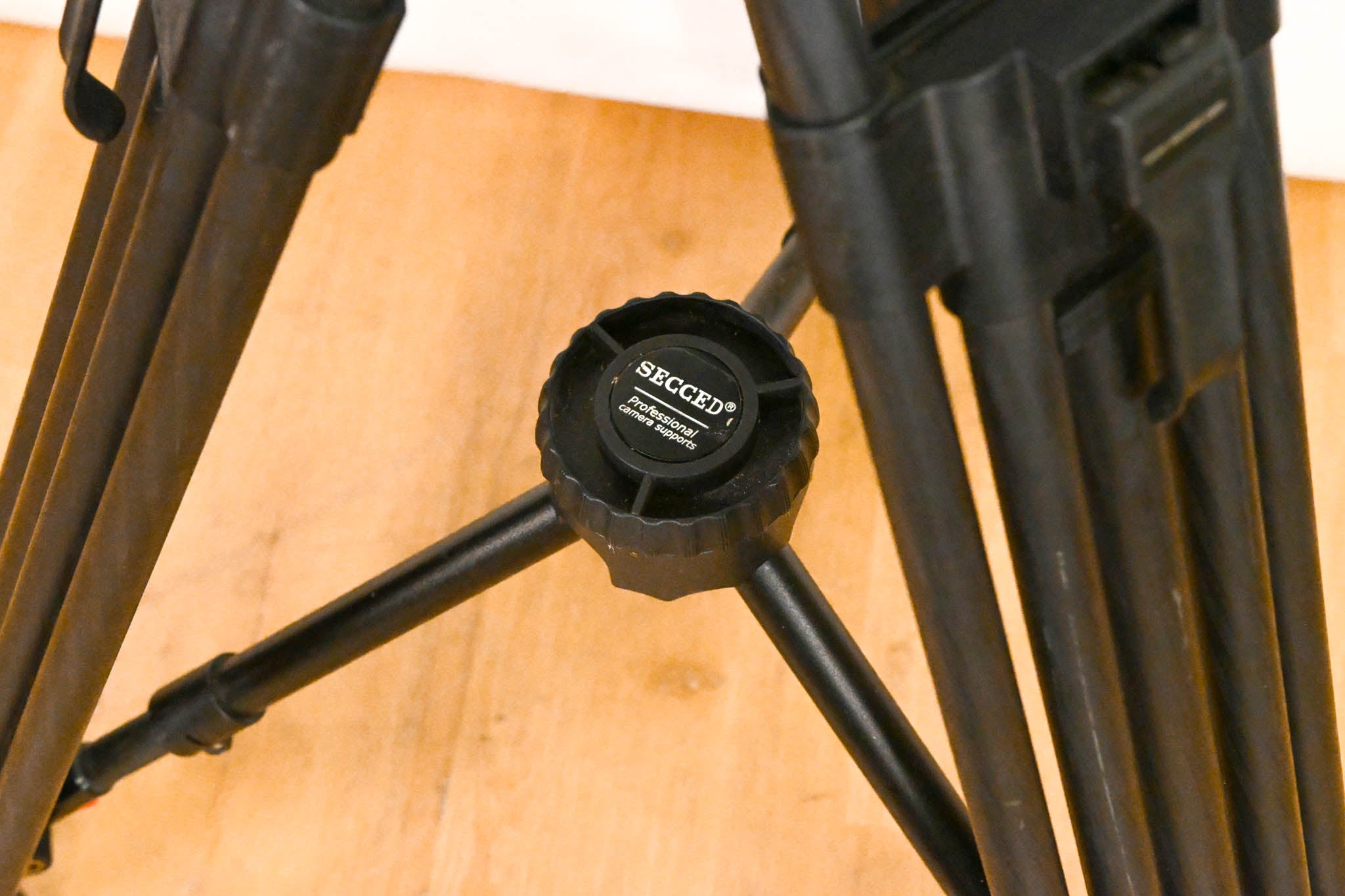 Secced SC-V15/100RP 100mm Fluid Head w/ Tripod Legs, Spreader & Case