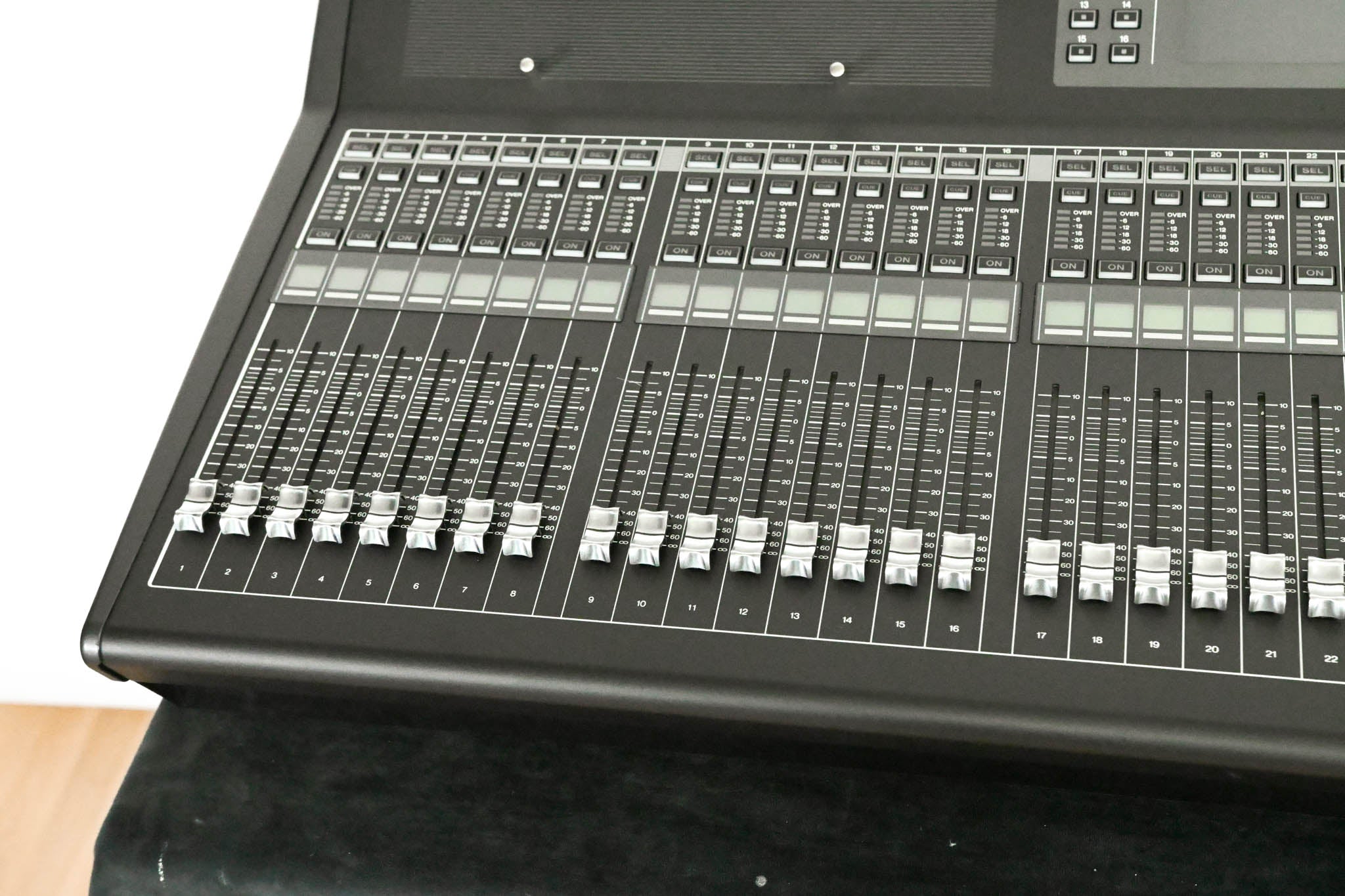 Yamaha QL5 64-Channel Digital Audio Mixing Console
