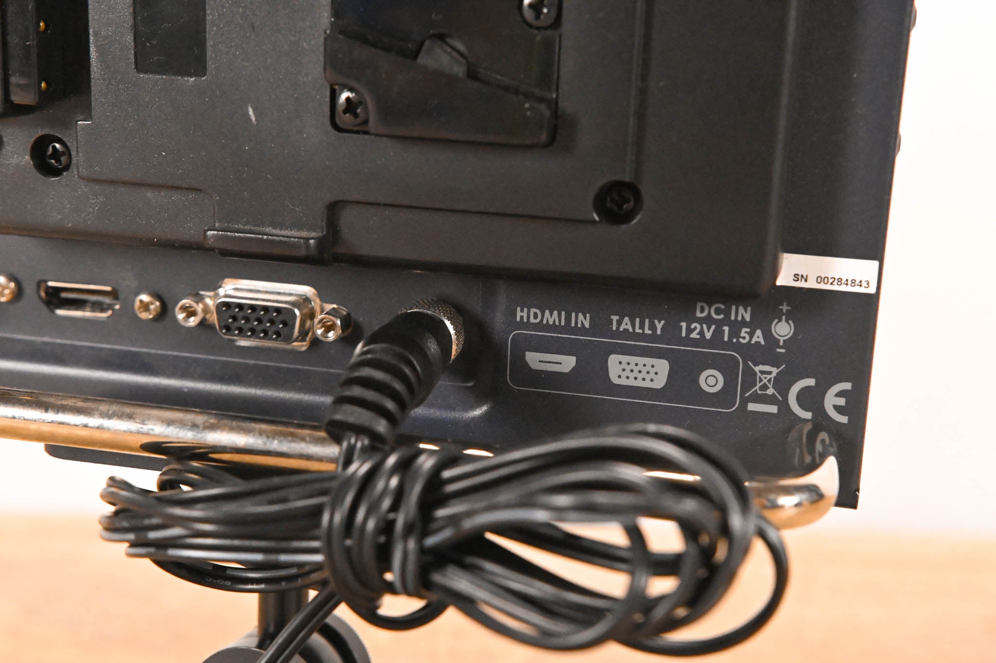 Datavideo TLM-700HD 7" HD/SD TFT LCD Monitor w/ V-Mount Battery Adapter