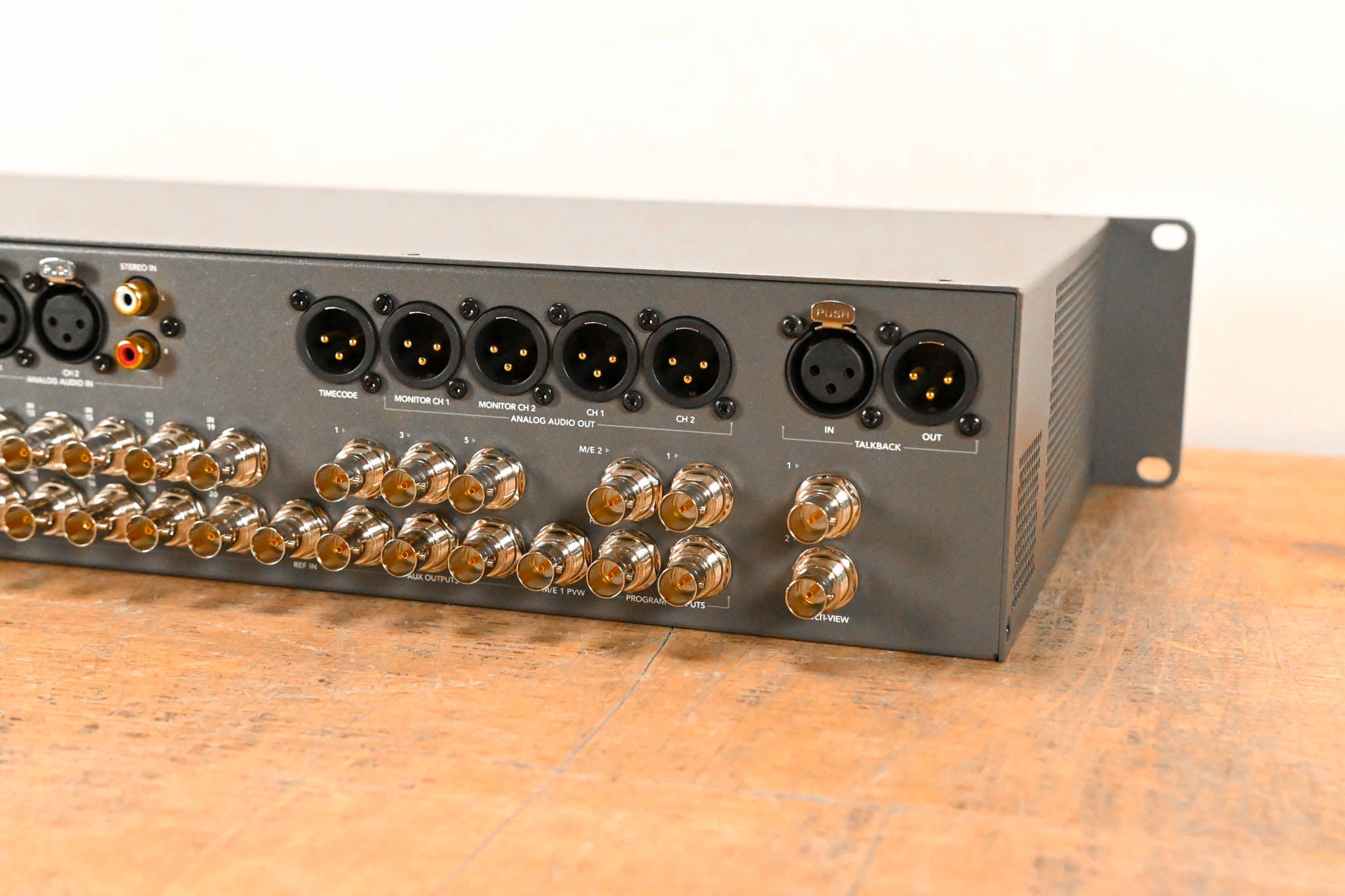 Blackmagic Design ATEM 4 M/E Broadcast Studio 4K