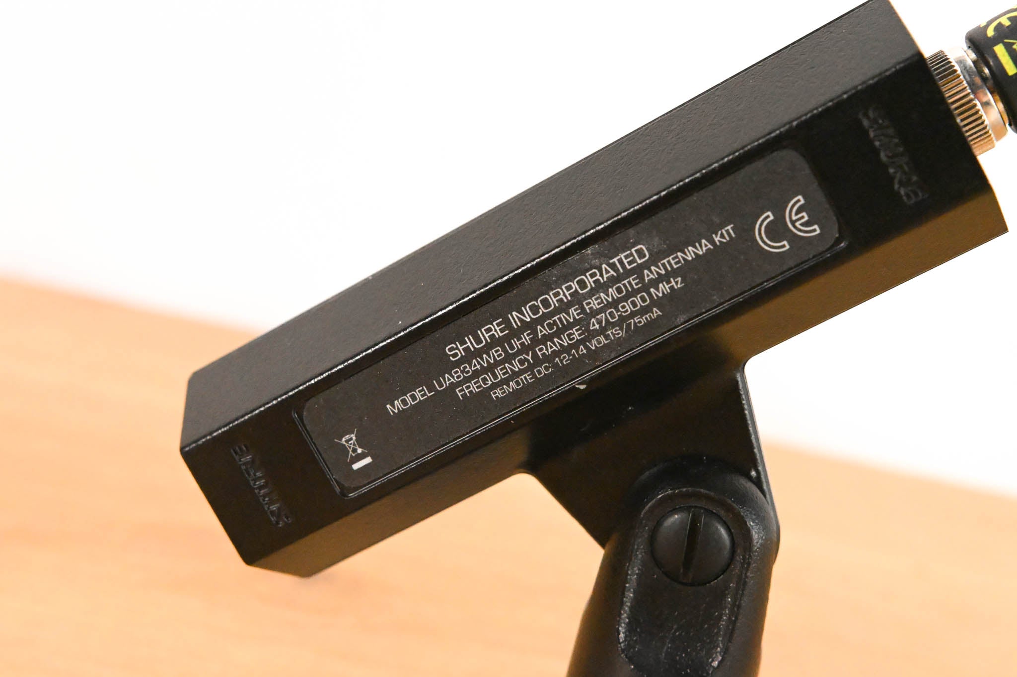 Shure UA834WB In-Line Antenna Amplifier with Stand - 470-900 MHz