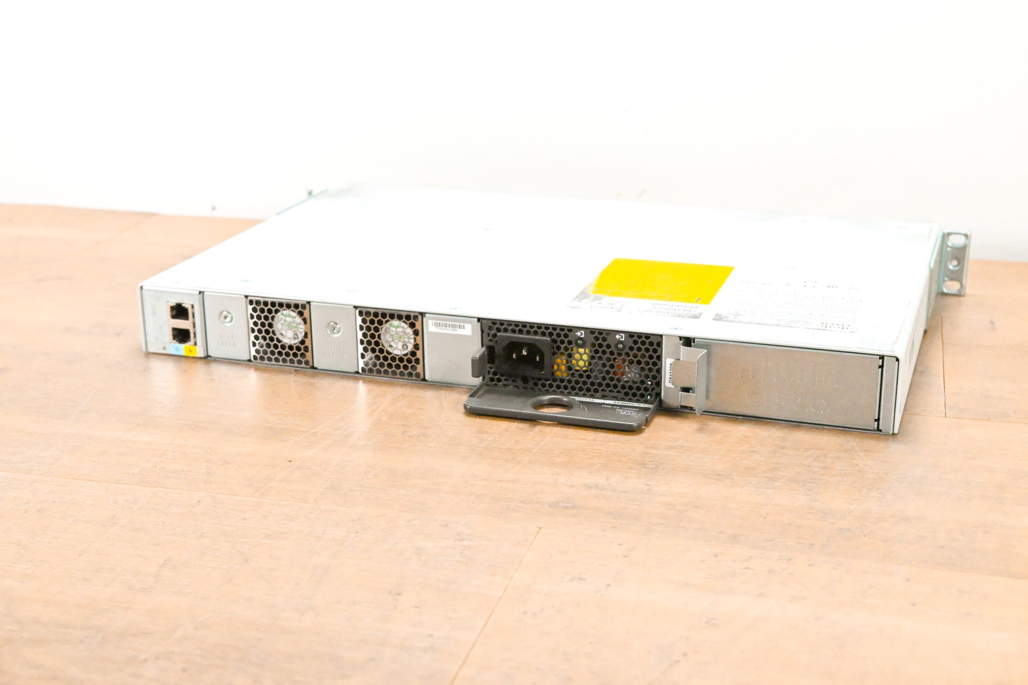 Cisco Catalyst C9200L-24T-4G-E V01 24-Port PoE+ Switch with 4x1G Uplinks
