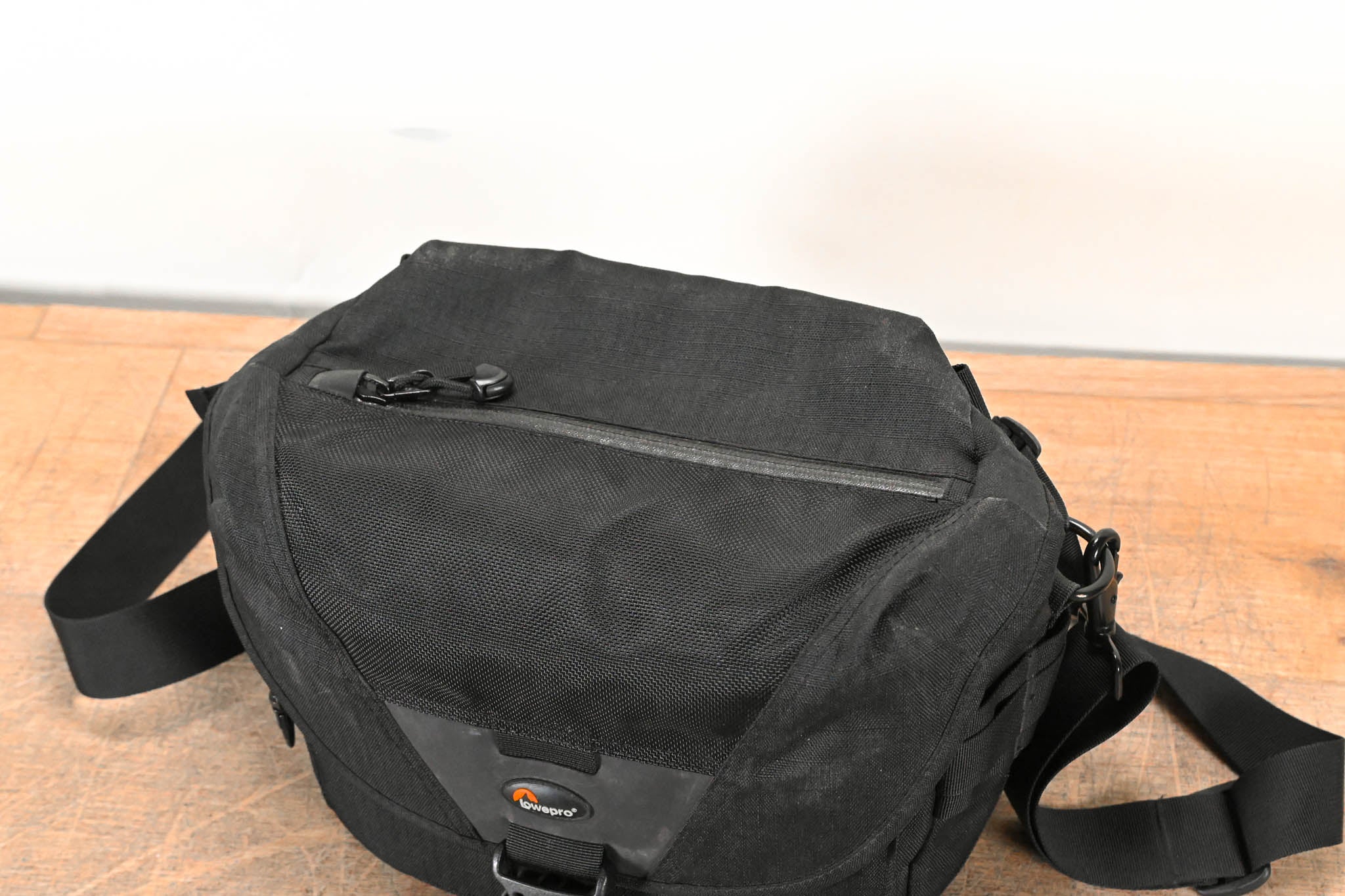 LowePro S & F Reporter 100 AW Camera Bag online With Stowaway Rain Cover.