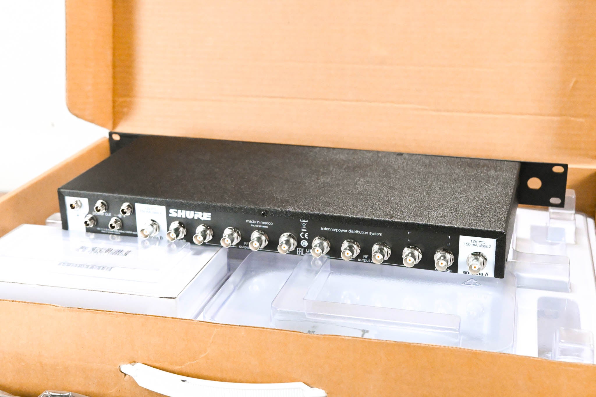 Shure UA844+SWB UHF Wideband Antenna Distribution System