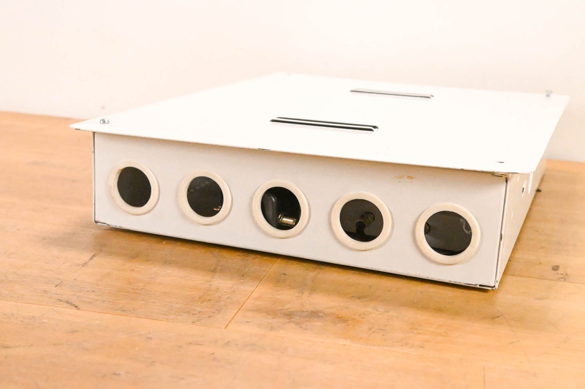 Channel Vision DP-3/12-II Amplified RF Coax Distribution Panel