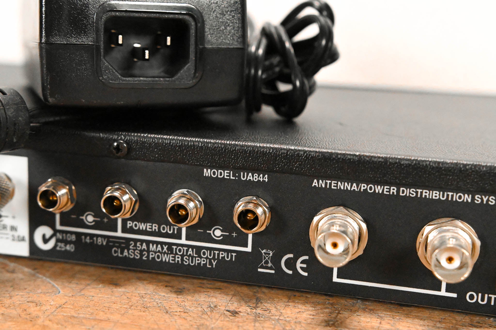 Shure UA844US Wideband UHF Antenna and Power Distributor