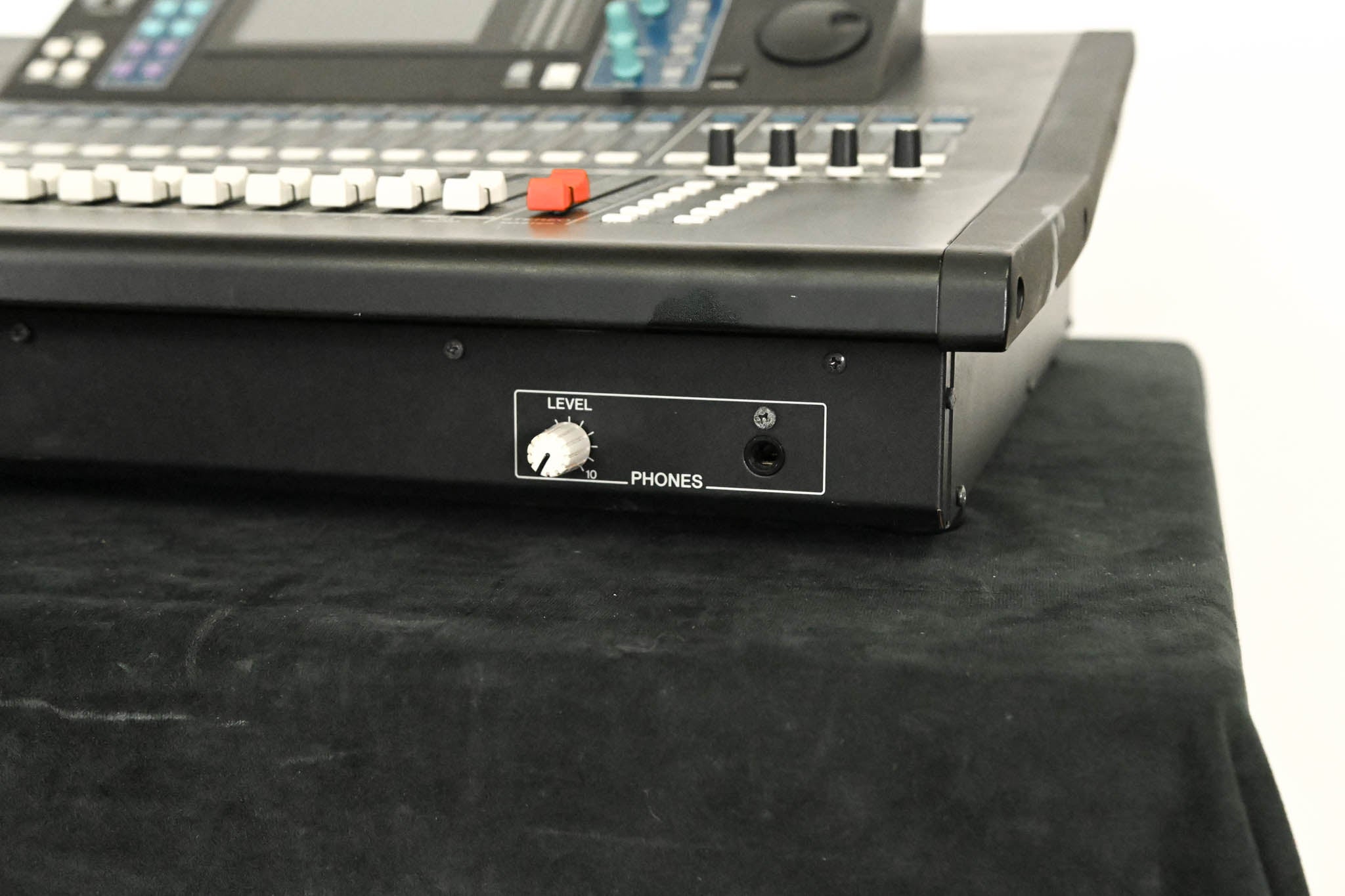 Yamaha LS9-32 32-Input Digital Mixing Console