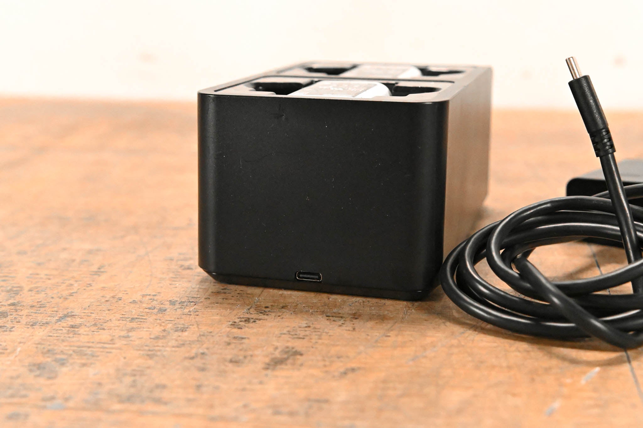 Shure SBC203 Dual-Docking Recharging Station with two SB903 Batteries
