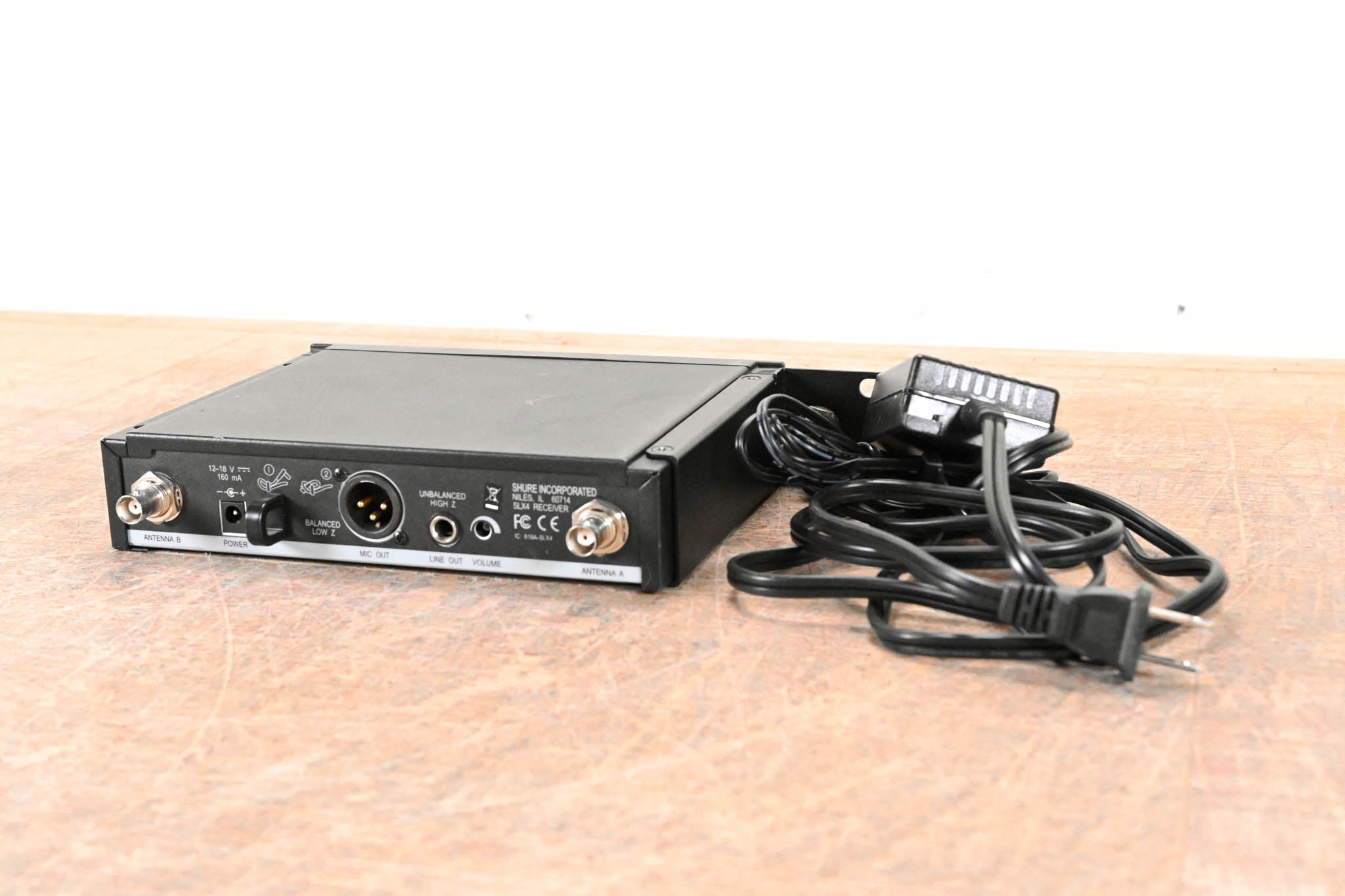 Shure SLX4 Wireless Receiver - J3 Band: 572-596 MHz