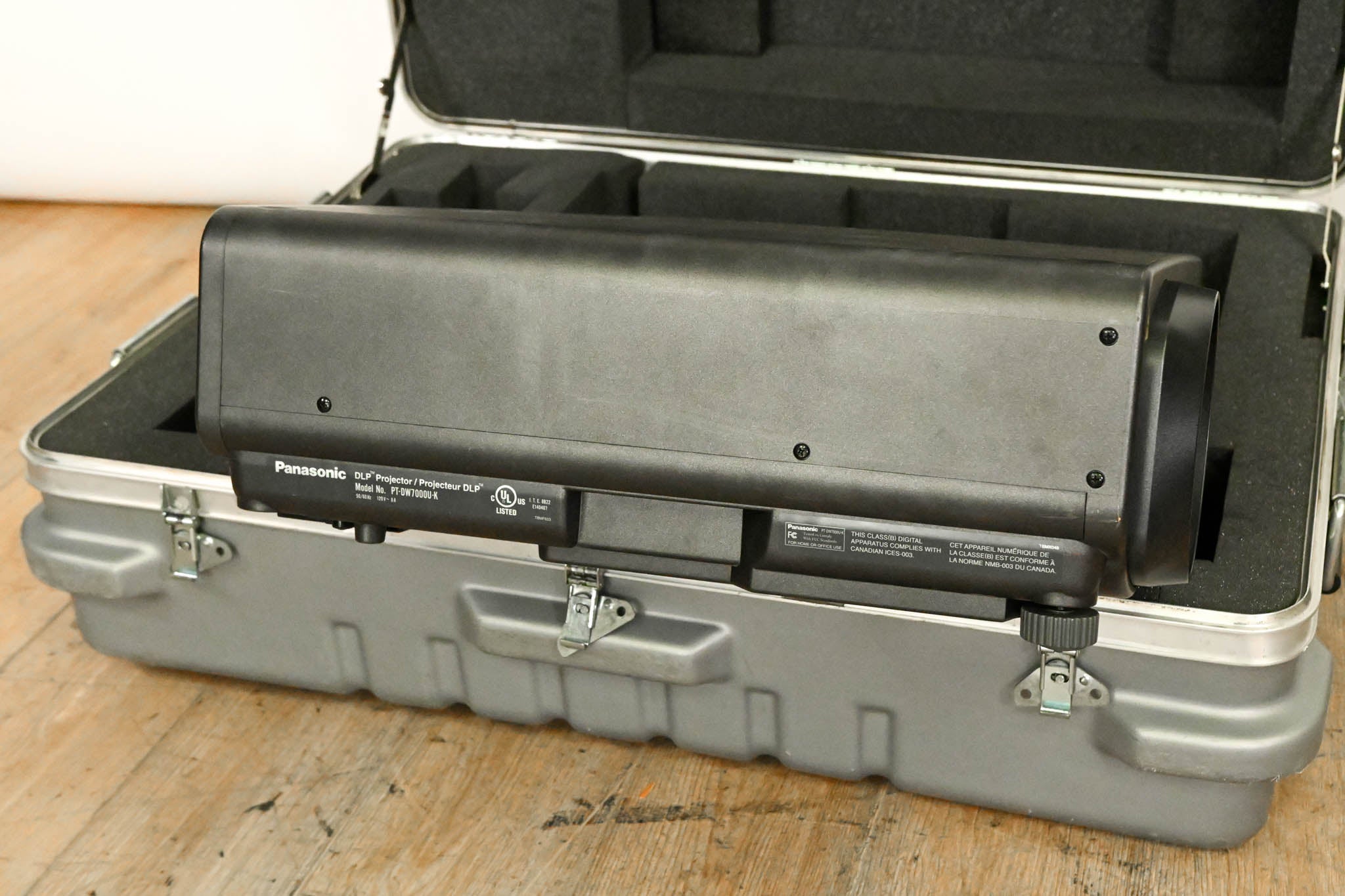 Panasonic PT-DW7000U-K 6000-Lumen DLP Projector with Case