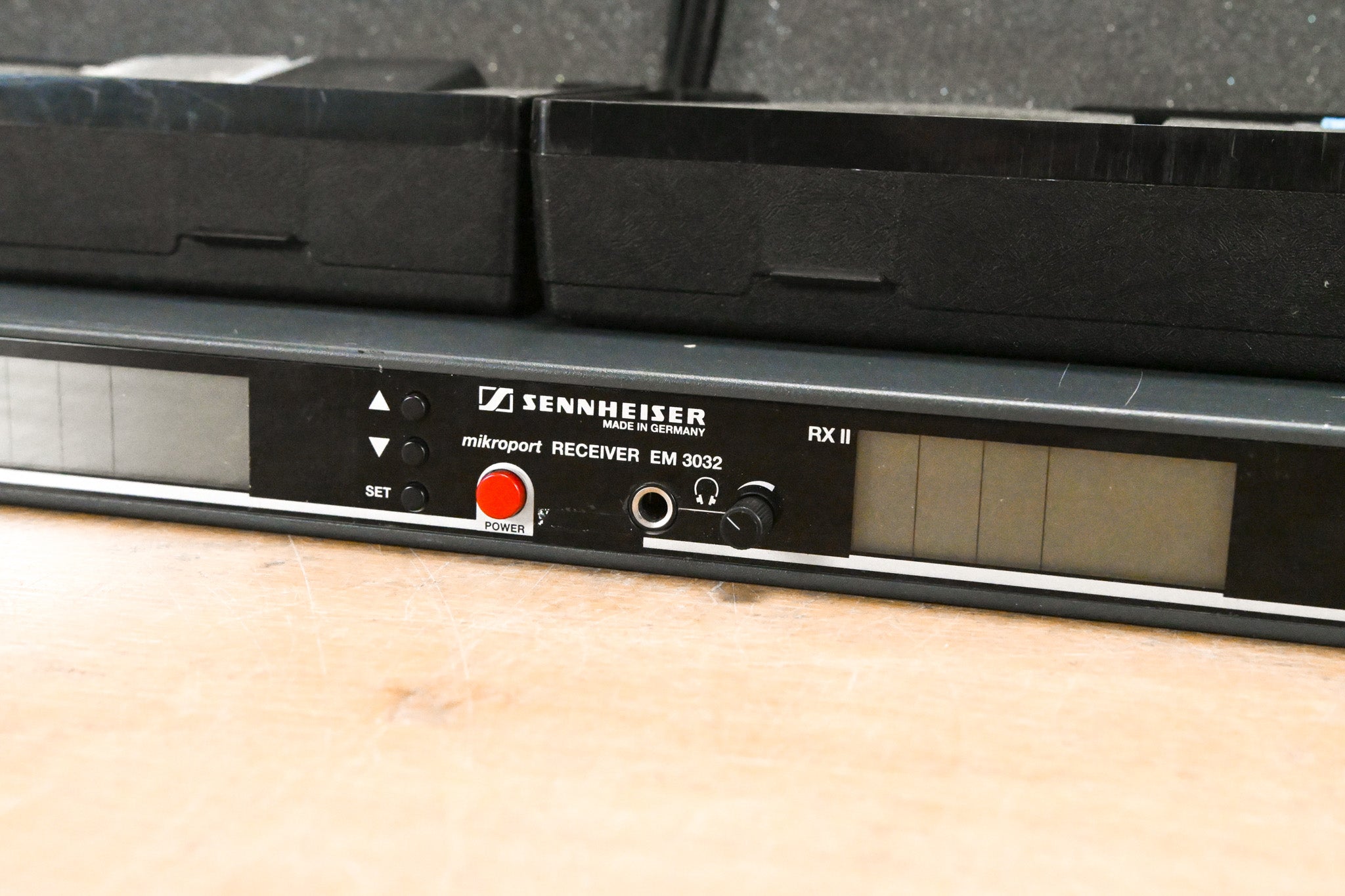 Sennheiser EM 3032-U Mikroport Receiver w/ SK250 Bodypacks 584-608 MHz
