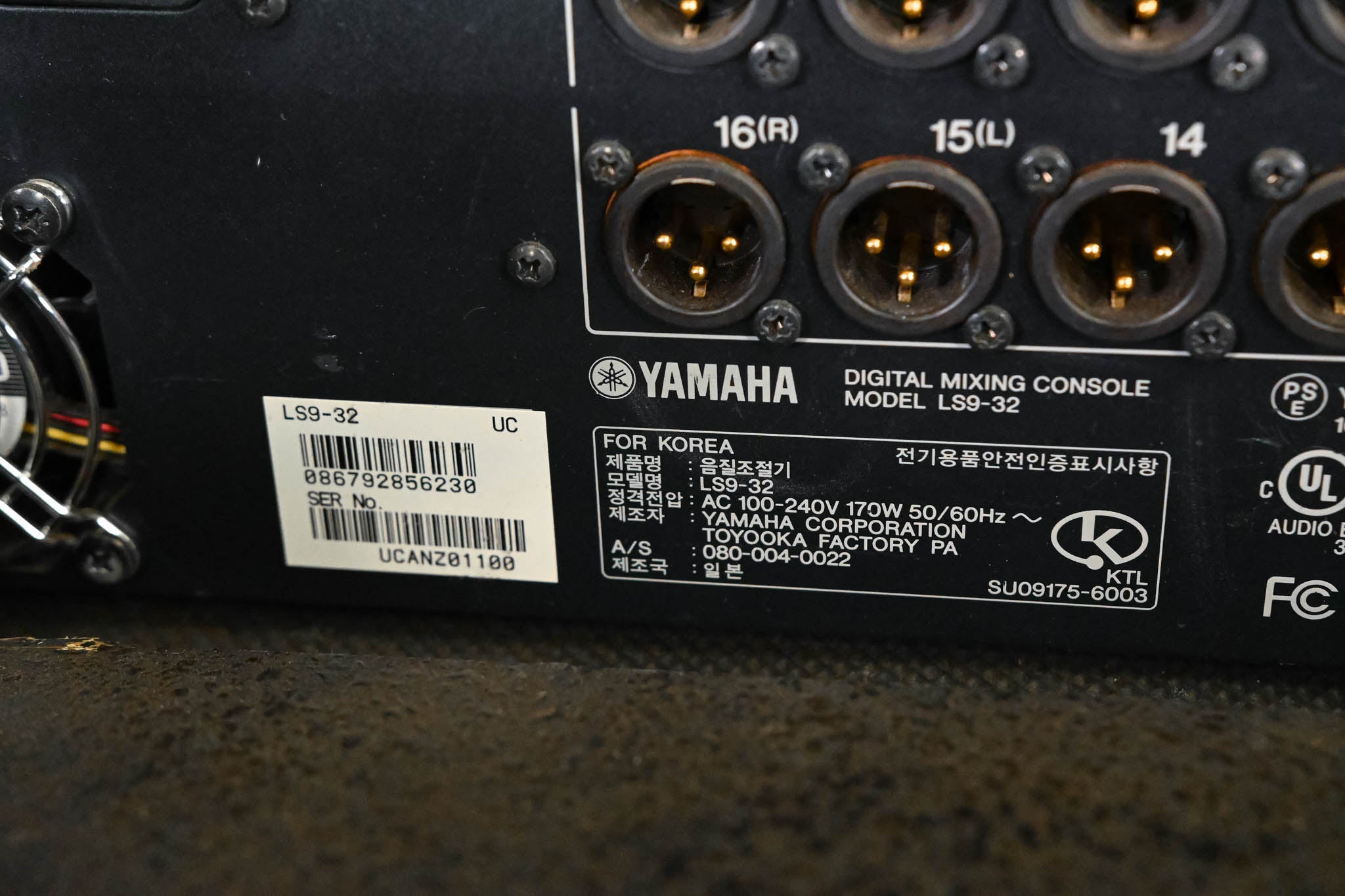 Yamaha LS9-32 32-Channel Digital Mixing Console with Road Case