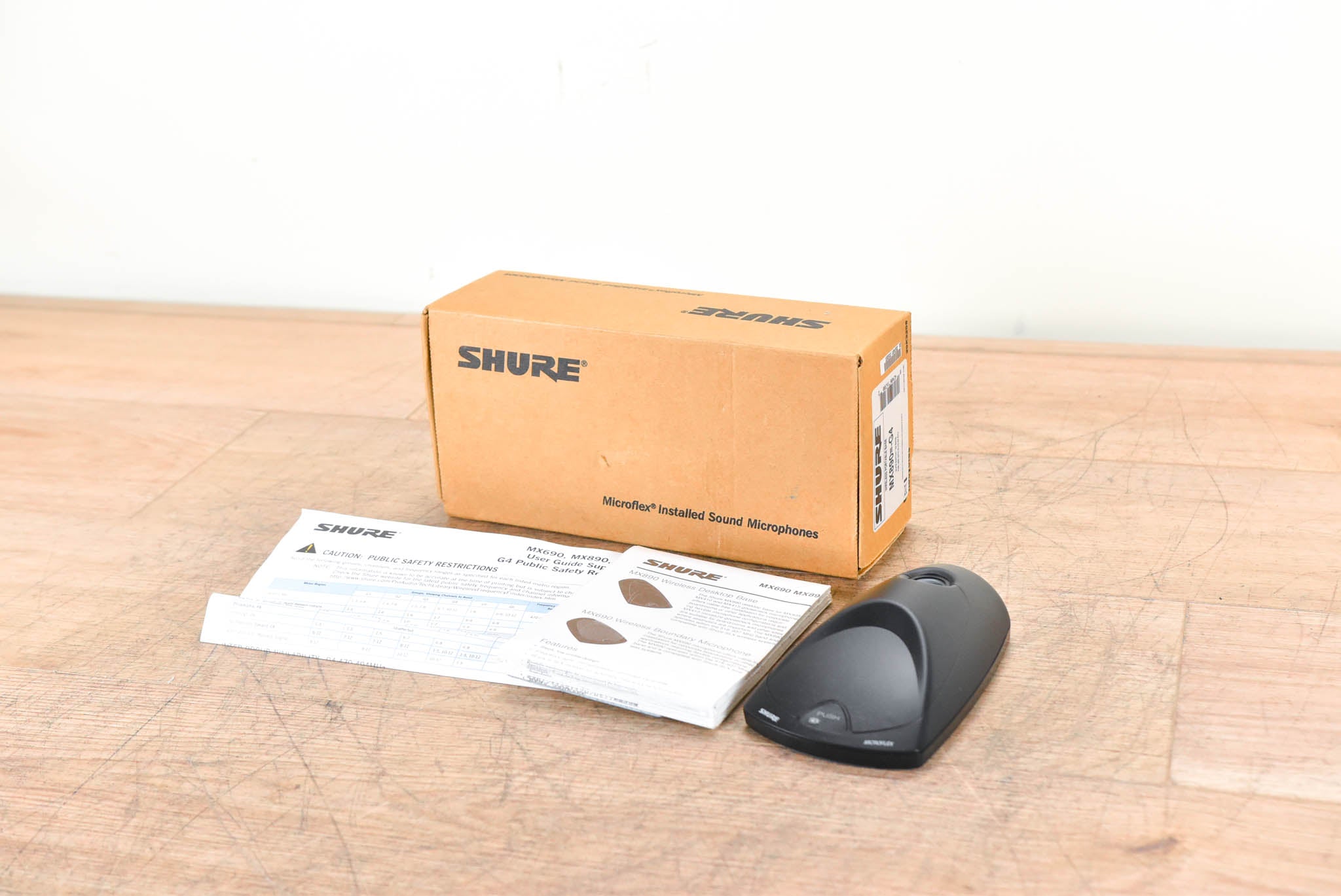 Shure MX890 Wireless Desktop Base - G4 Band: 470-494 MHz