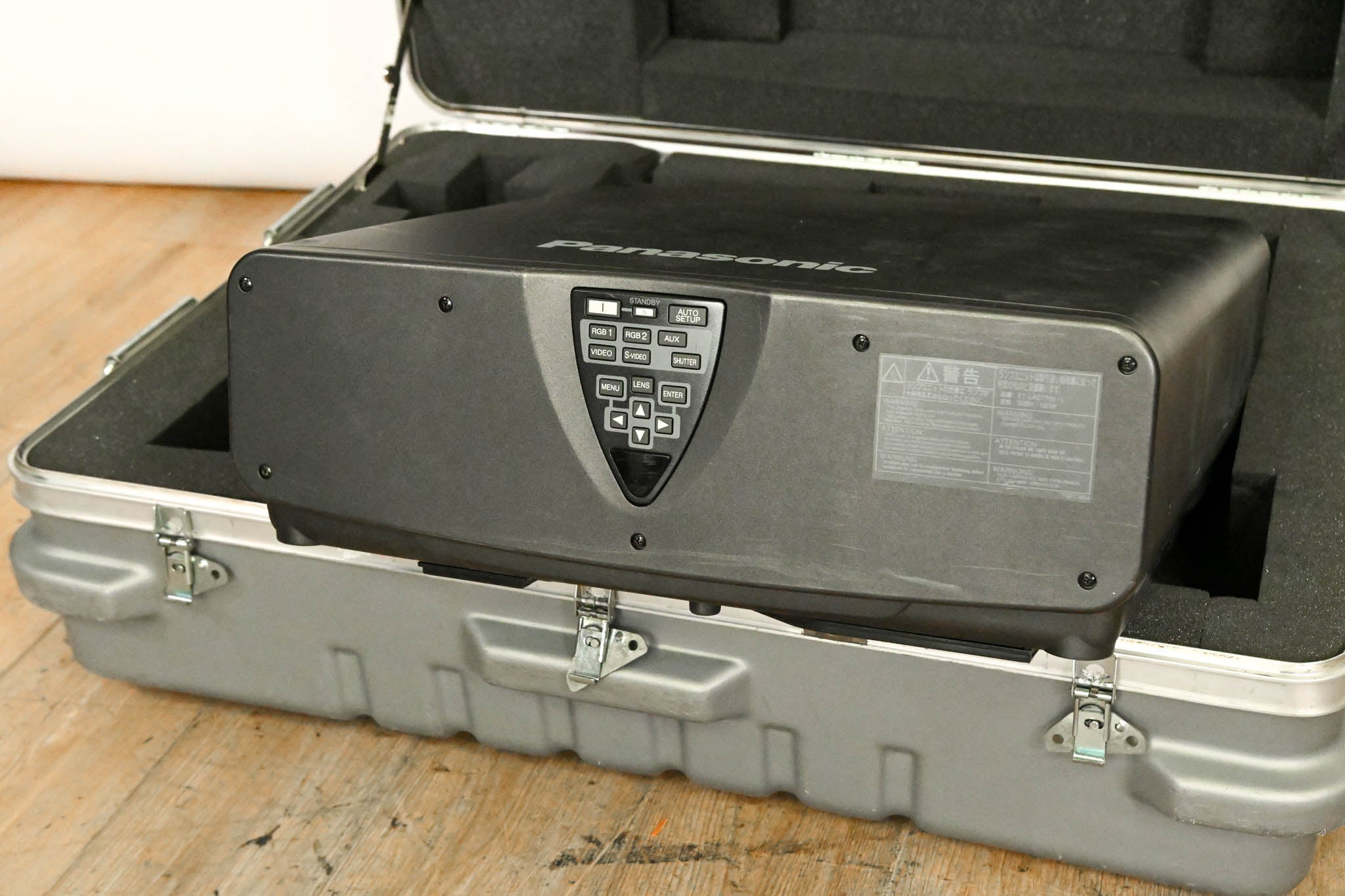 Panasonic PT-DW7000U-K 6000-Lumen DLP Projector with Case