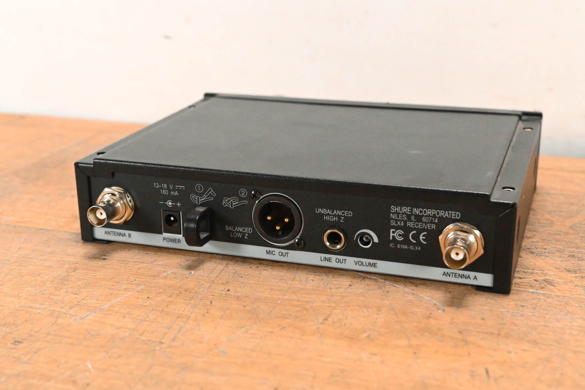 Shure SLX4 Wireless Receiver - L4 Band: 638-662 MHz (NO POWER SUPPLY)