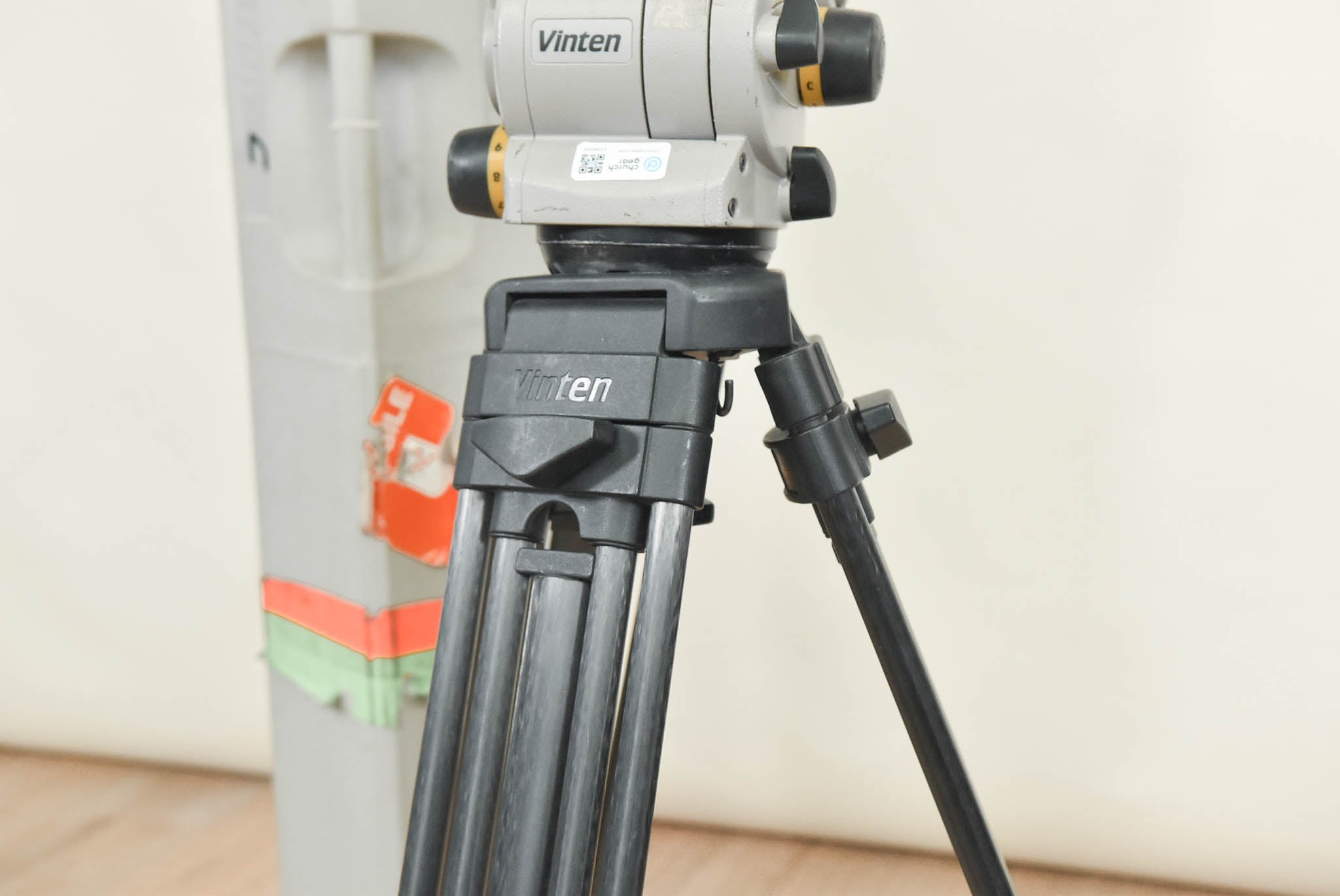 Vinten Vision 100 Fluid Head w/ Aluminum Tripod