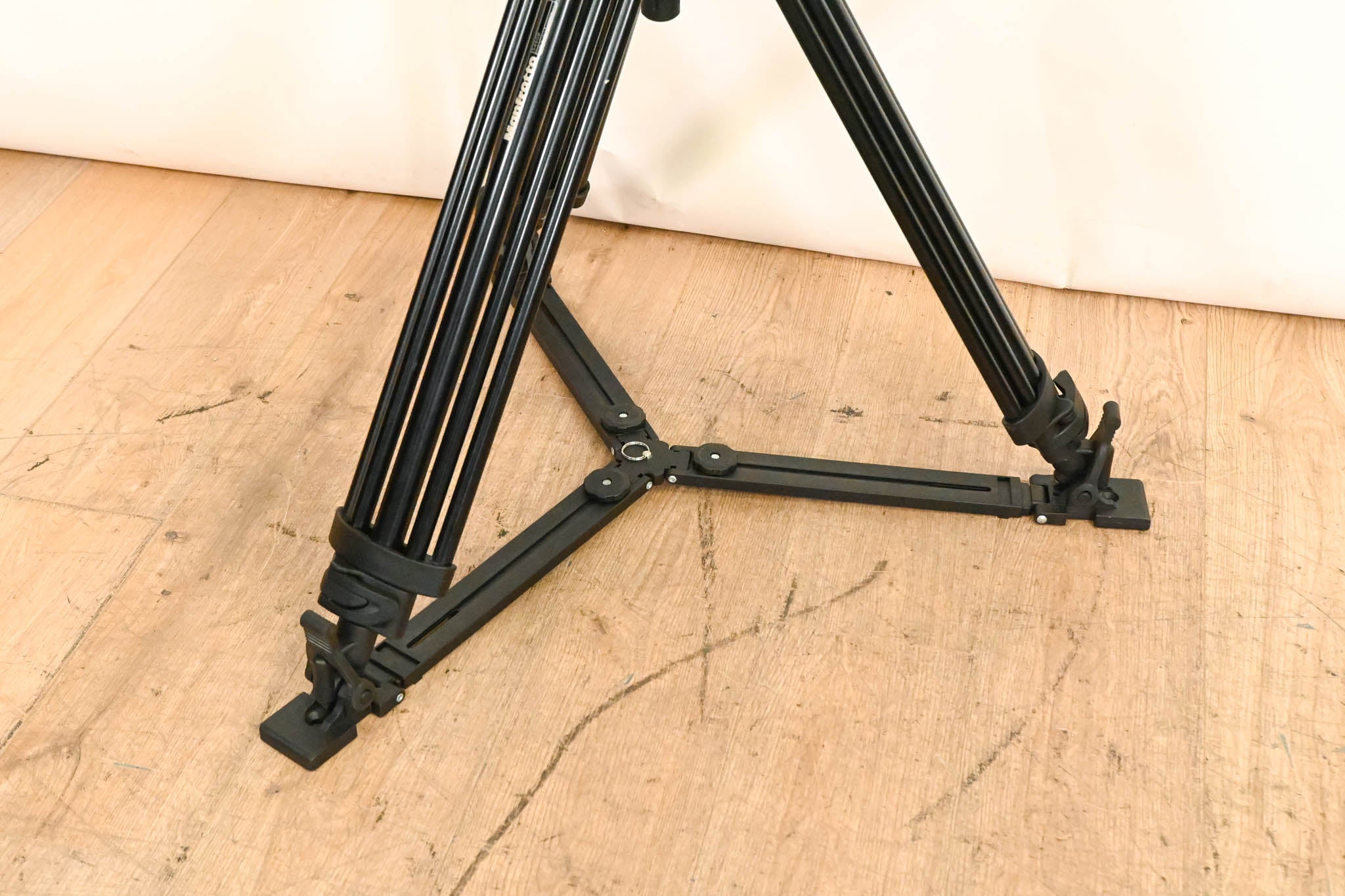 Manfrotto 504HD Fluid Video Head with 546GB 2-Stage Tripod