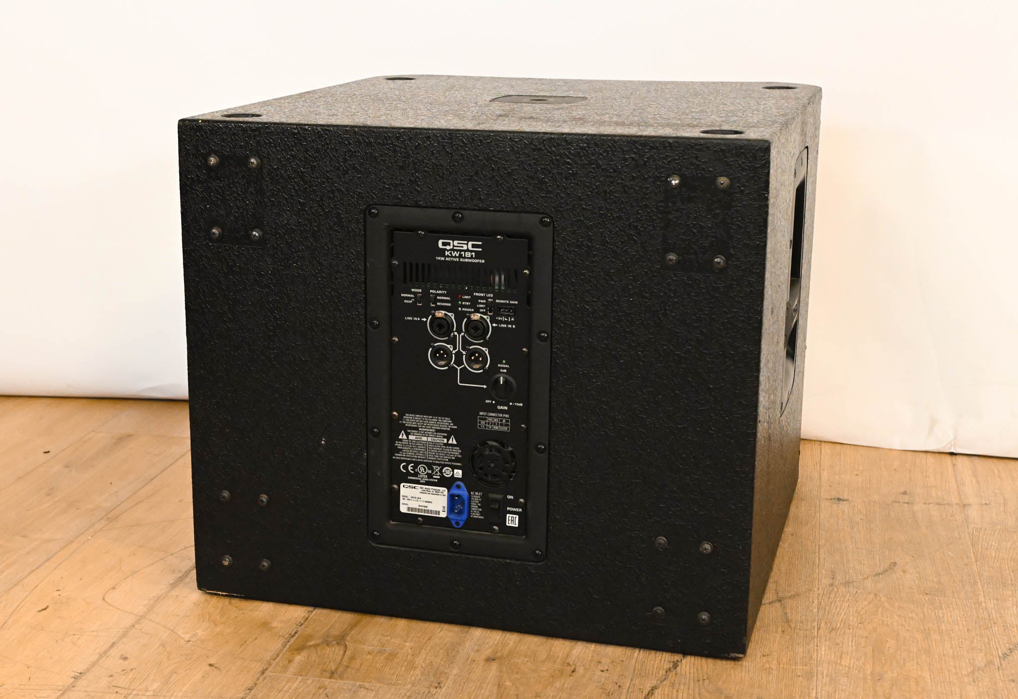 QSC KW181 1000W 18" Powered Subwoofer