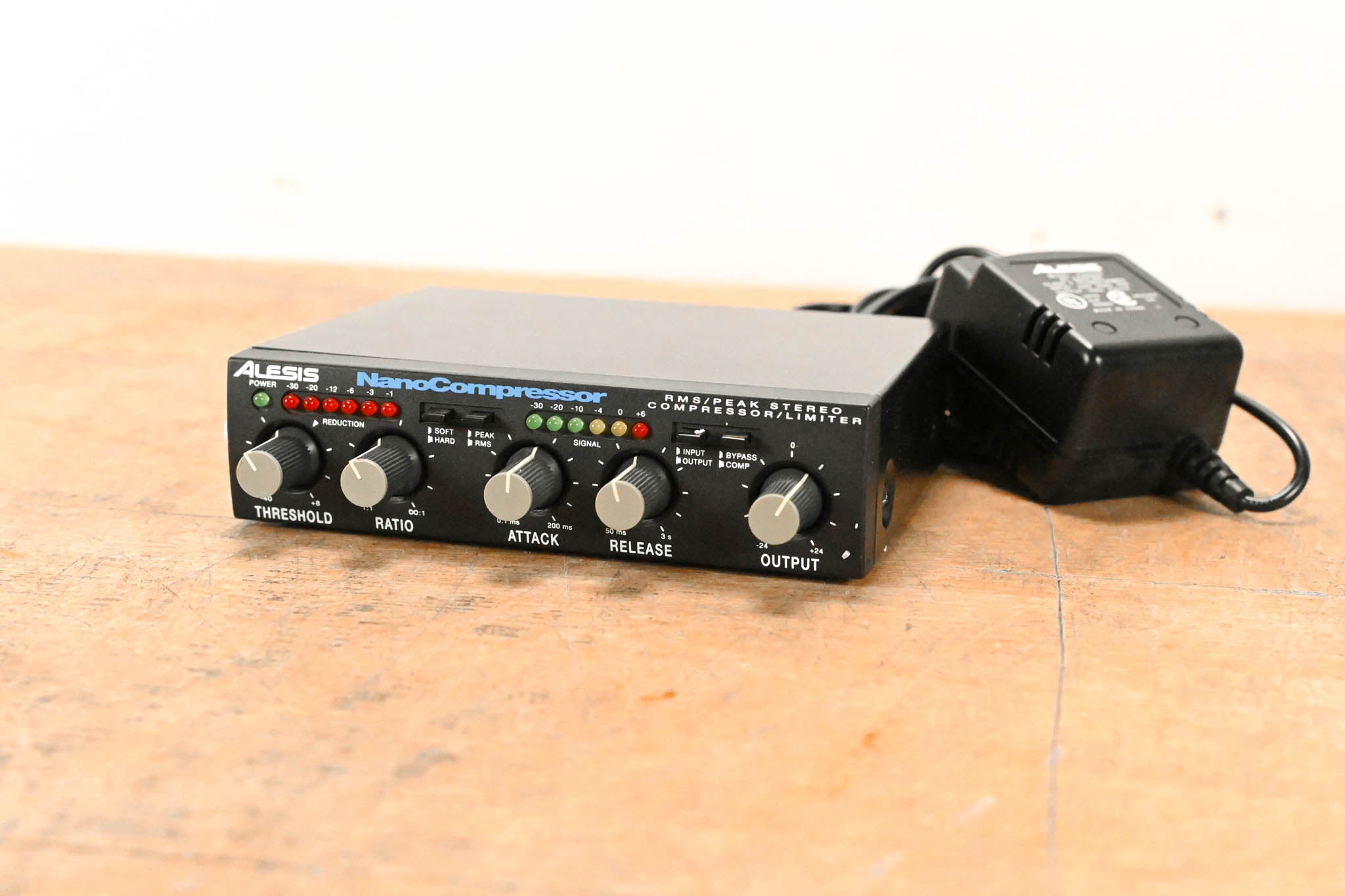 Alesis NanoCompressor RMS/Peak Stereo Compressor