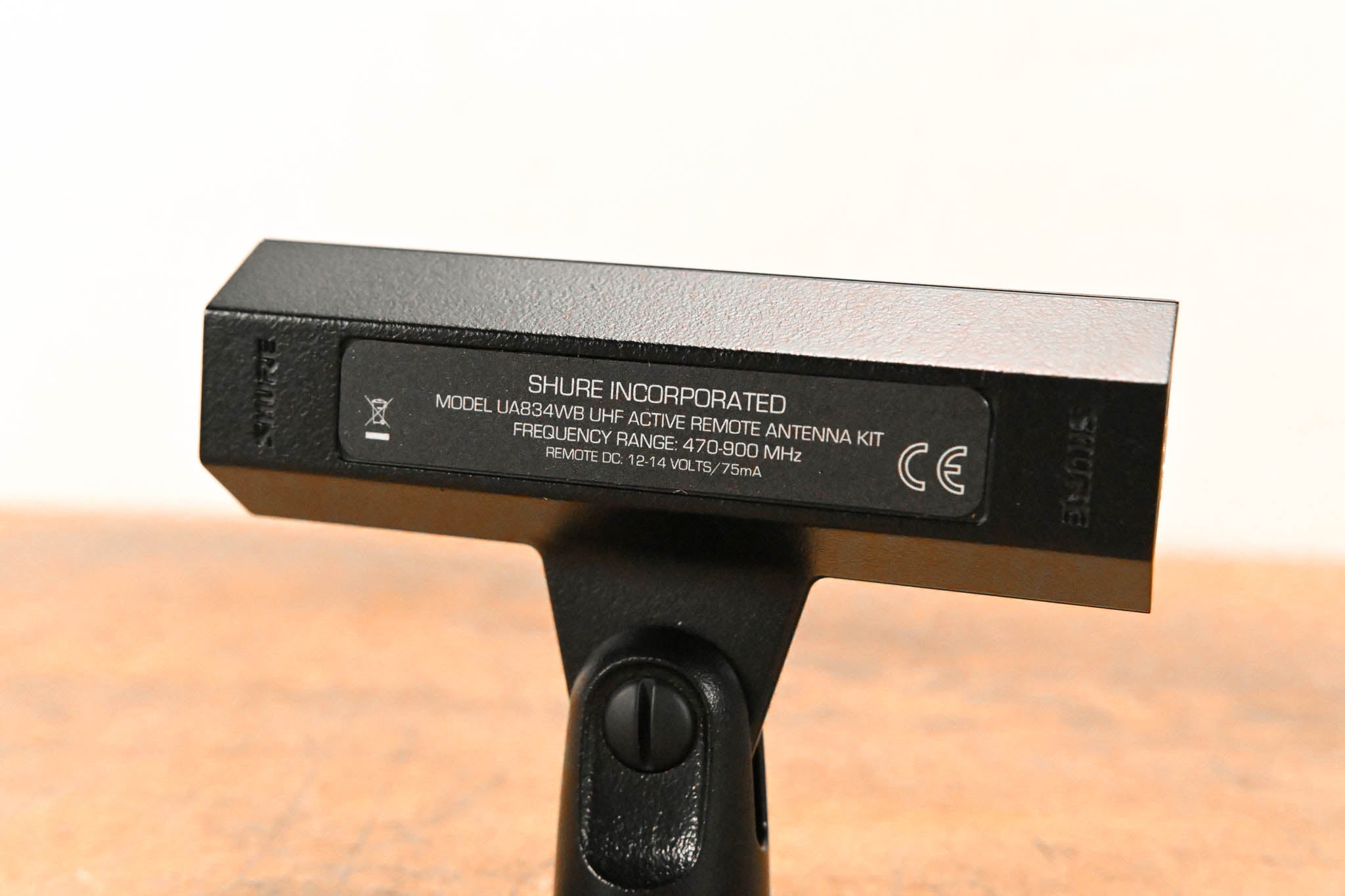 Shure UA834WB In-Line Antenna Amplifier with Stand