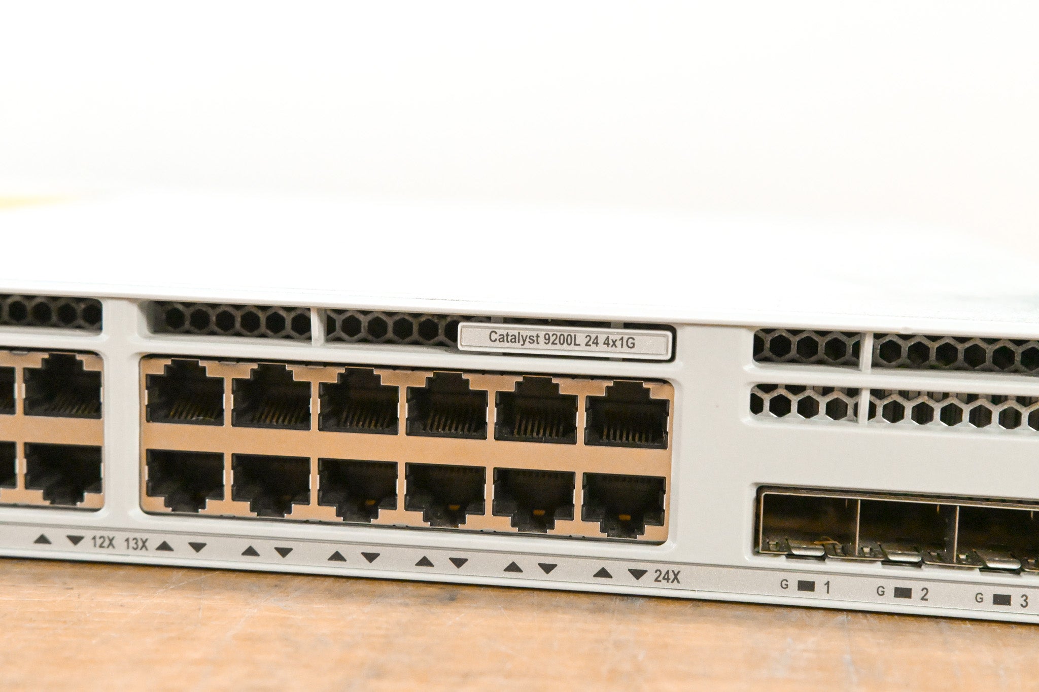 Cisco Catalyst C9200L-24T-4G-E V01 24-Port PoE+ Switch with 4x1G Uplinks