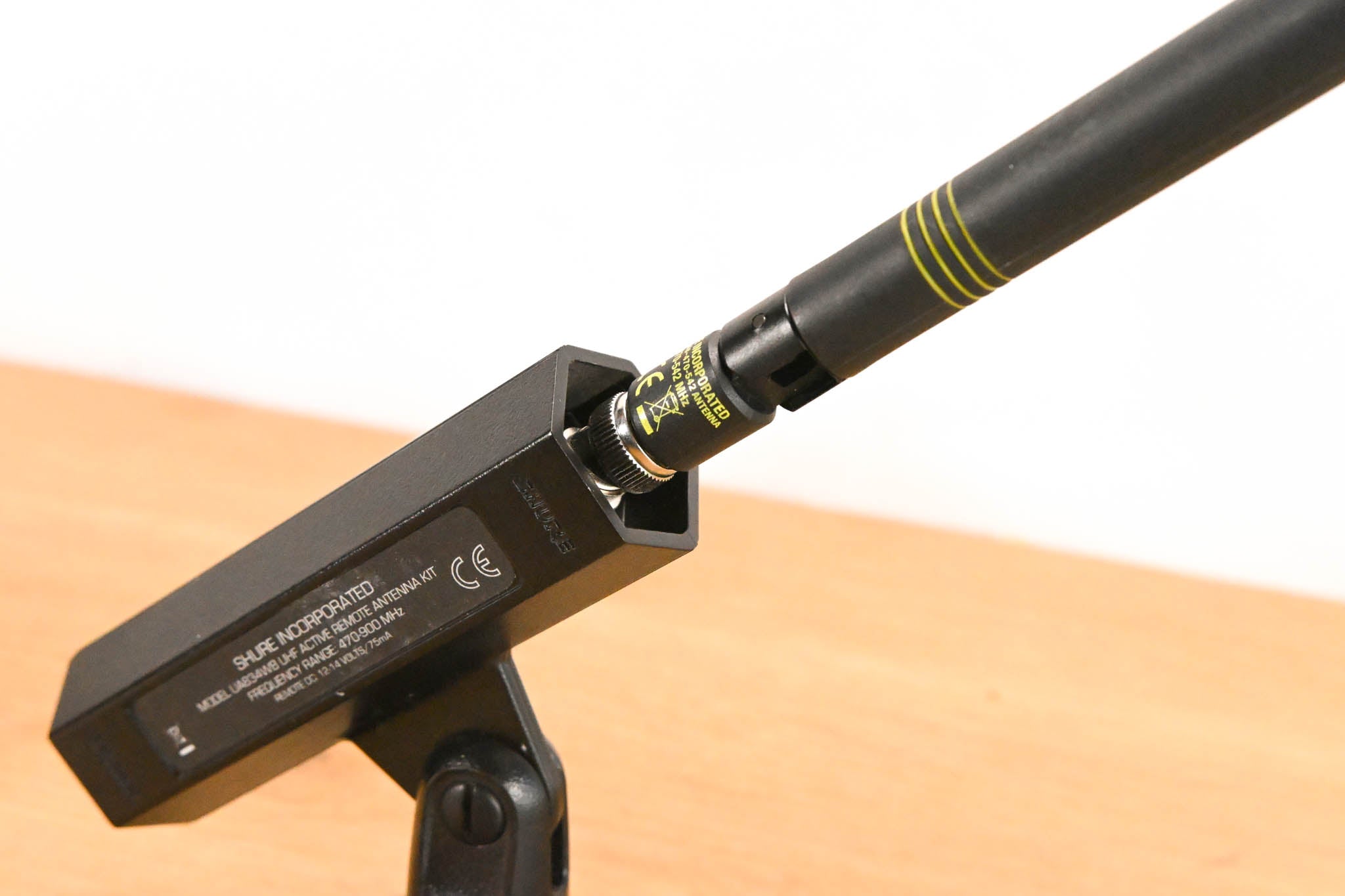 Shure UA834WB In-Line Antenna Amplifier with Stand - 470-900 MHz