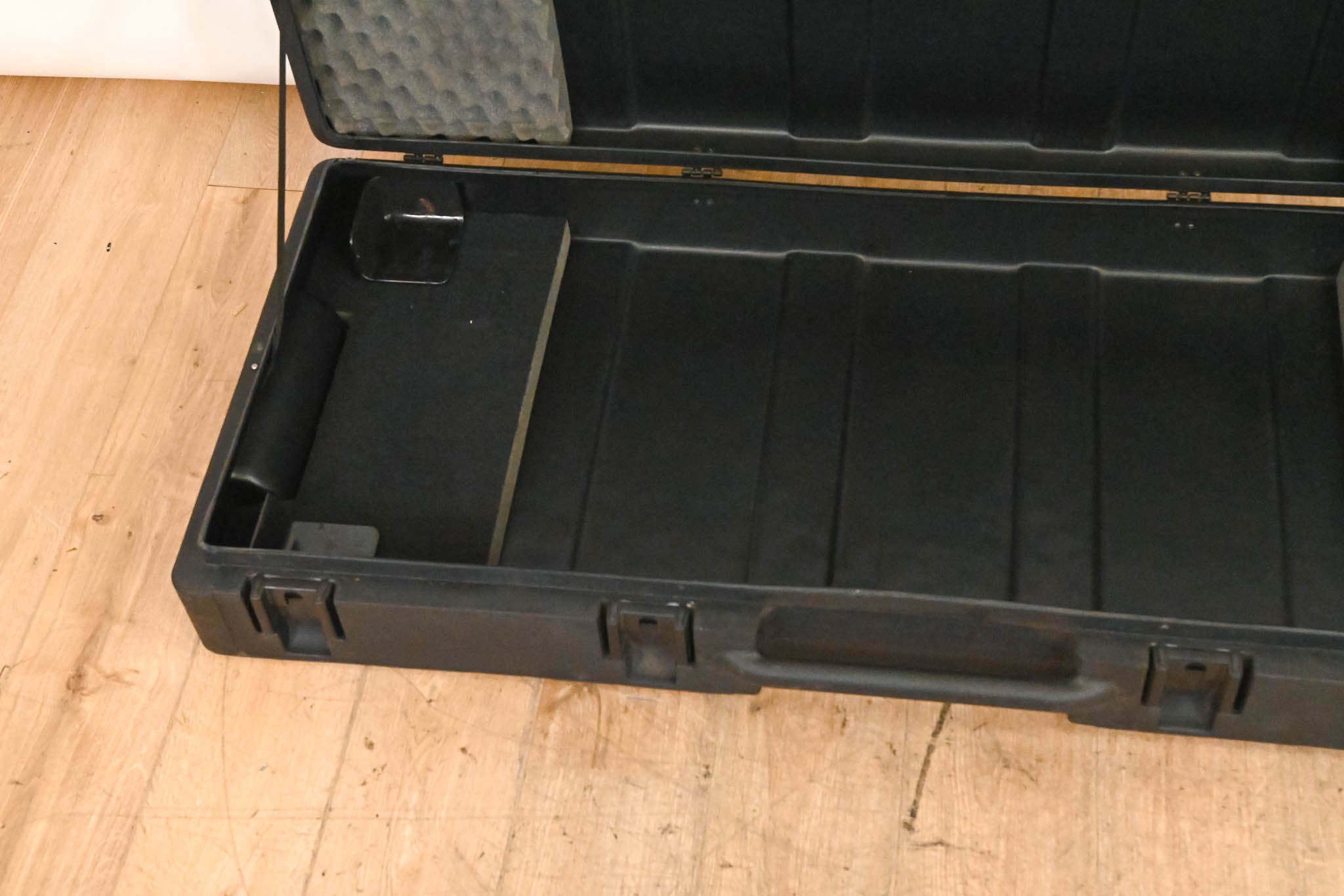 SKB 1SKB-R5220W Hardshell 76-Key Keyboard Case with Wheels