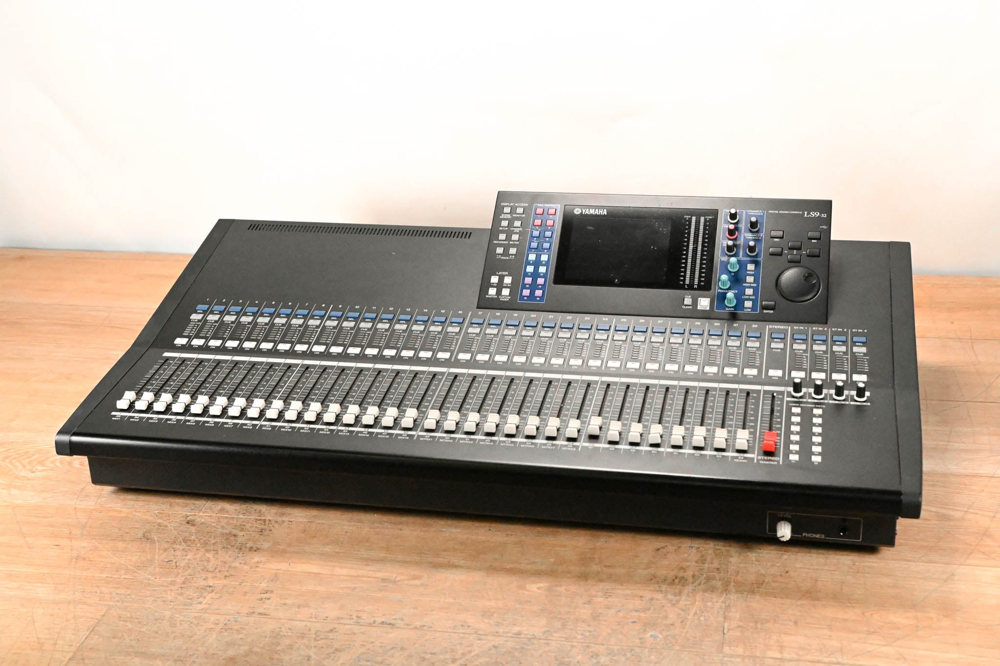 Yamaha LS9-32 32-Input Digital Mixing Console